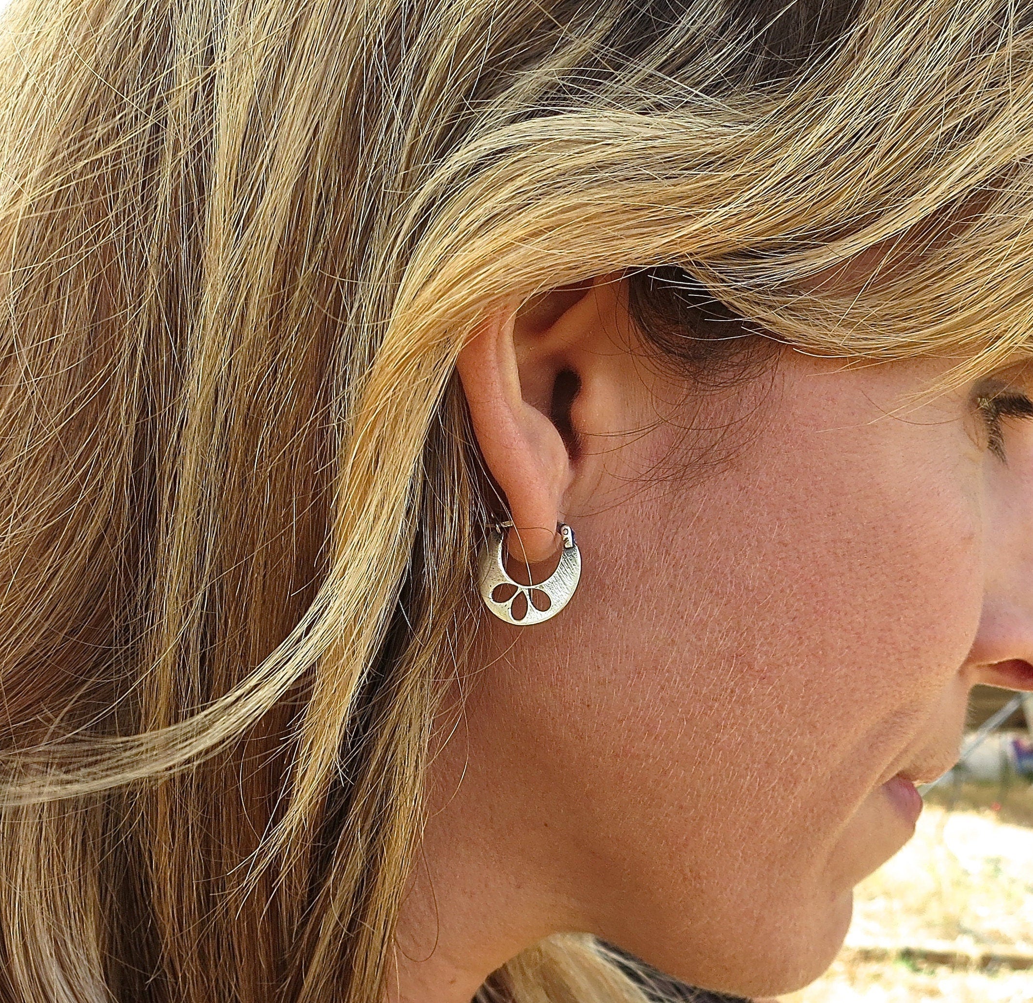 עגילי חישוק פרחוניים מכסף סטרלינג, עגילי חישוק מכסף 925 משובצים בצבע לוטוס