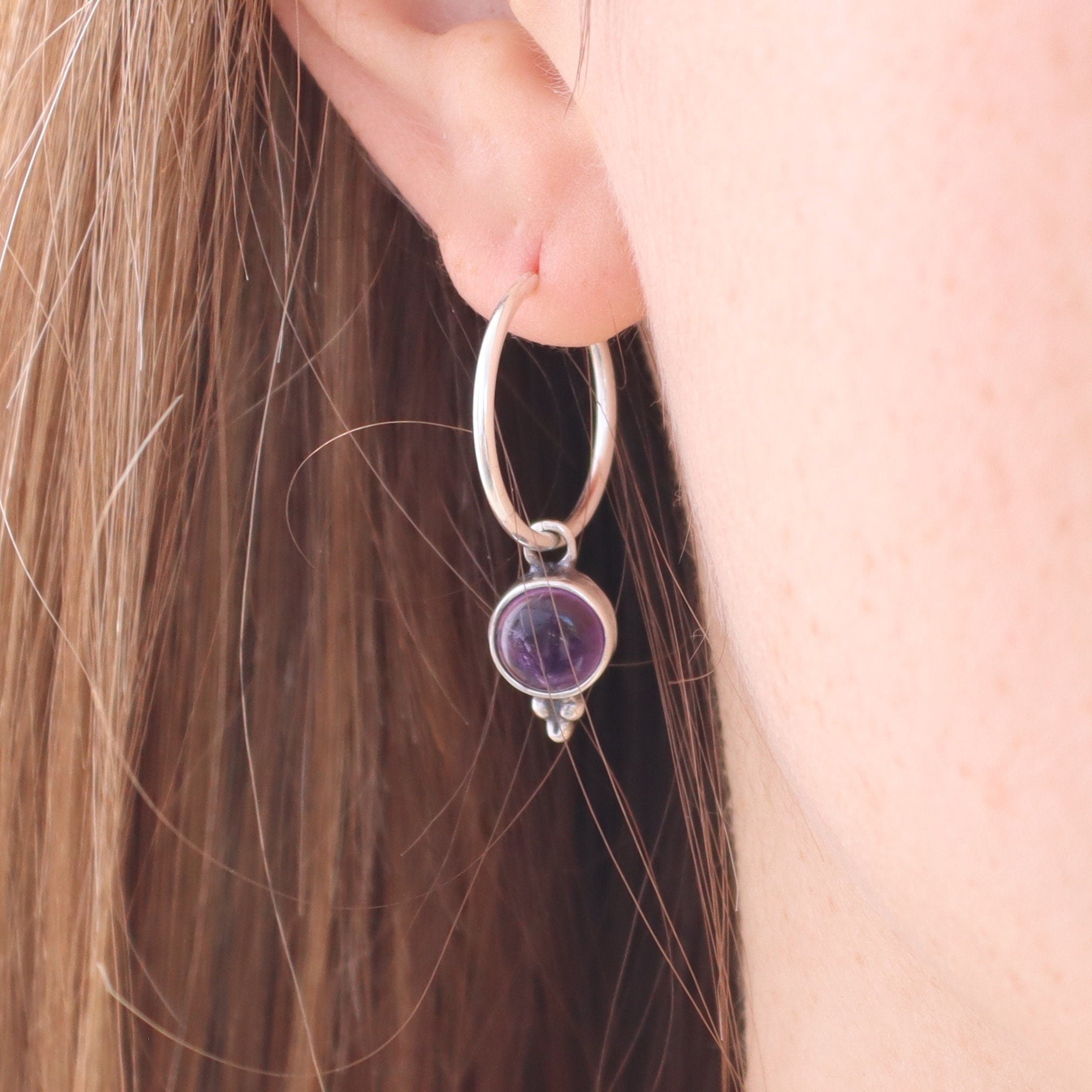 עגילי כסף סטרלינג משובצים אמטיסט, חישוקים אלגנטיים עם אבנים פשוטות ונקודות