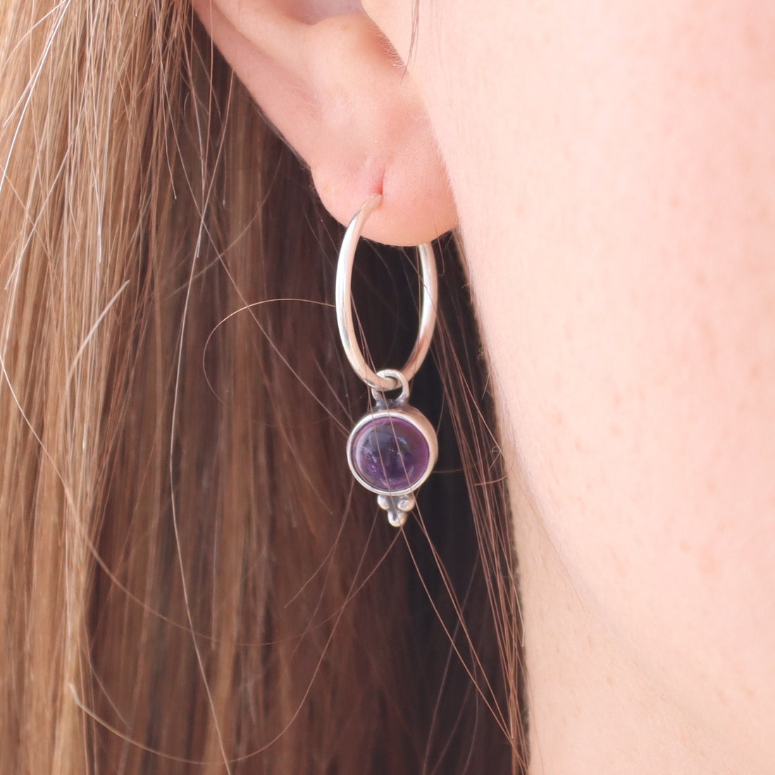 עגילי כסף סטרלינג משובצים אמטיסט, חישוקים אלגנטיים עם אבנים פשוטות ונקודות