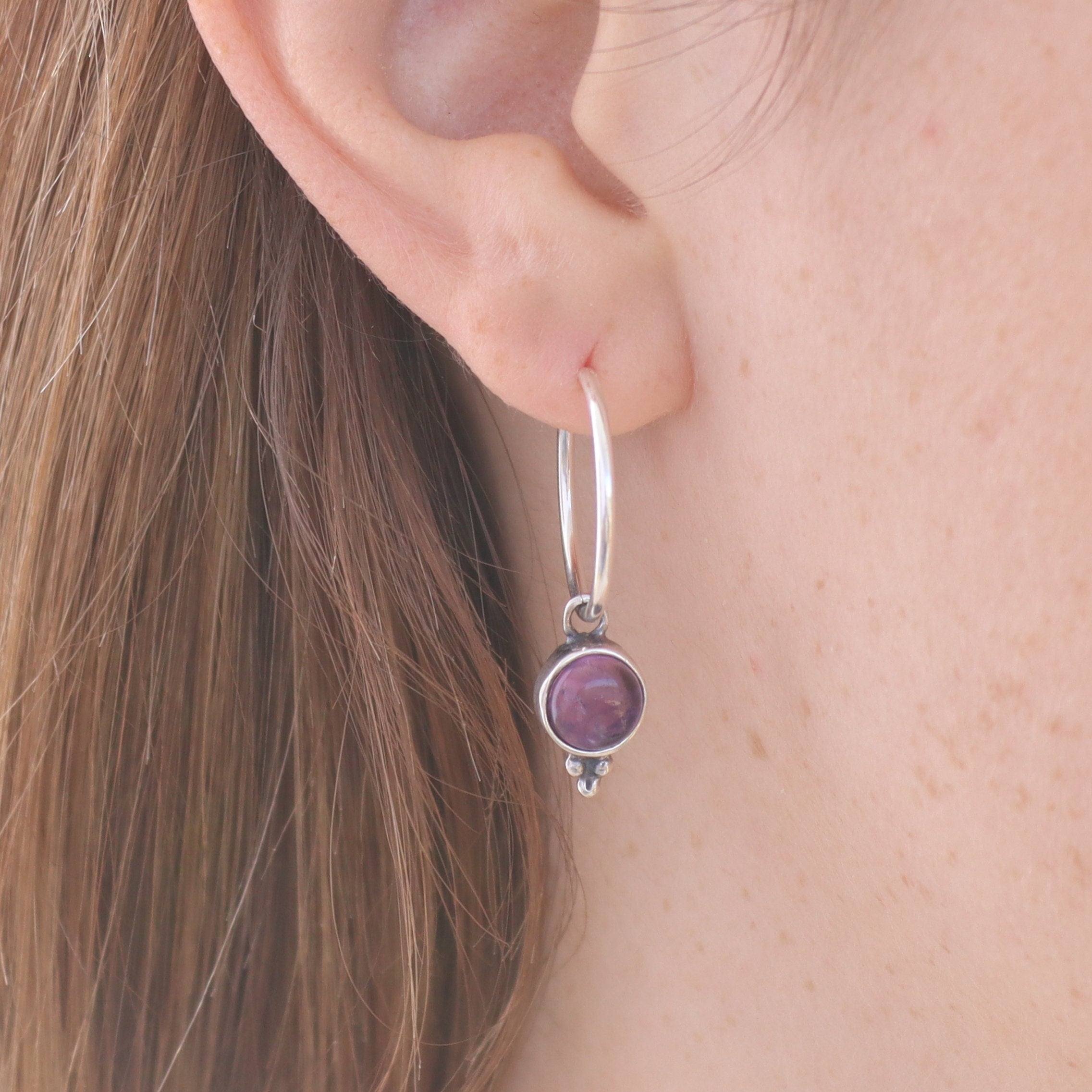 עגילי כסף סטרלינג משובצים אמטיסט, חישוקים אלגנטיים עם אבנים פשוטות ונקודות