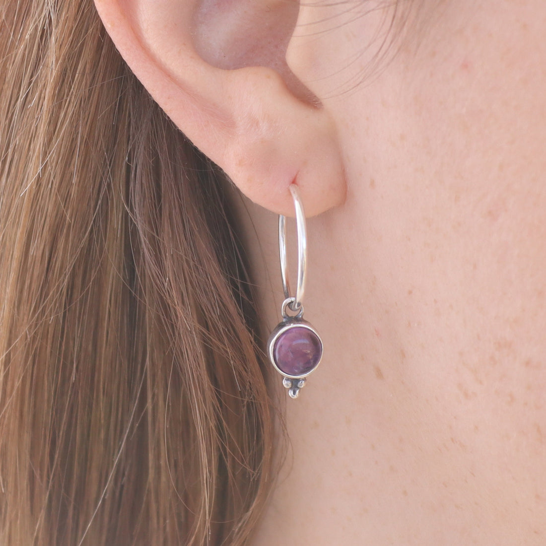 עגילי כסף סטרלינג משובצים אמטיסט, חישוקים אלגנטיים עם אבנים פשוטות ונקודות