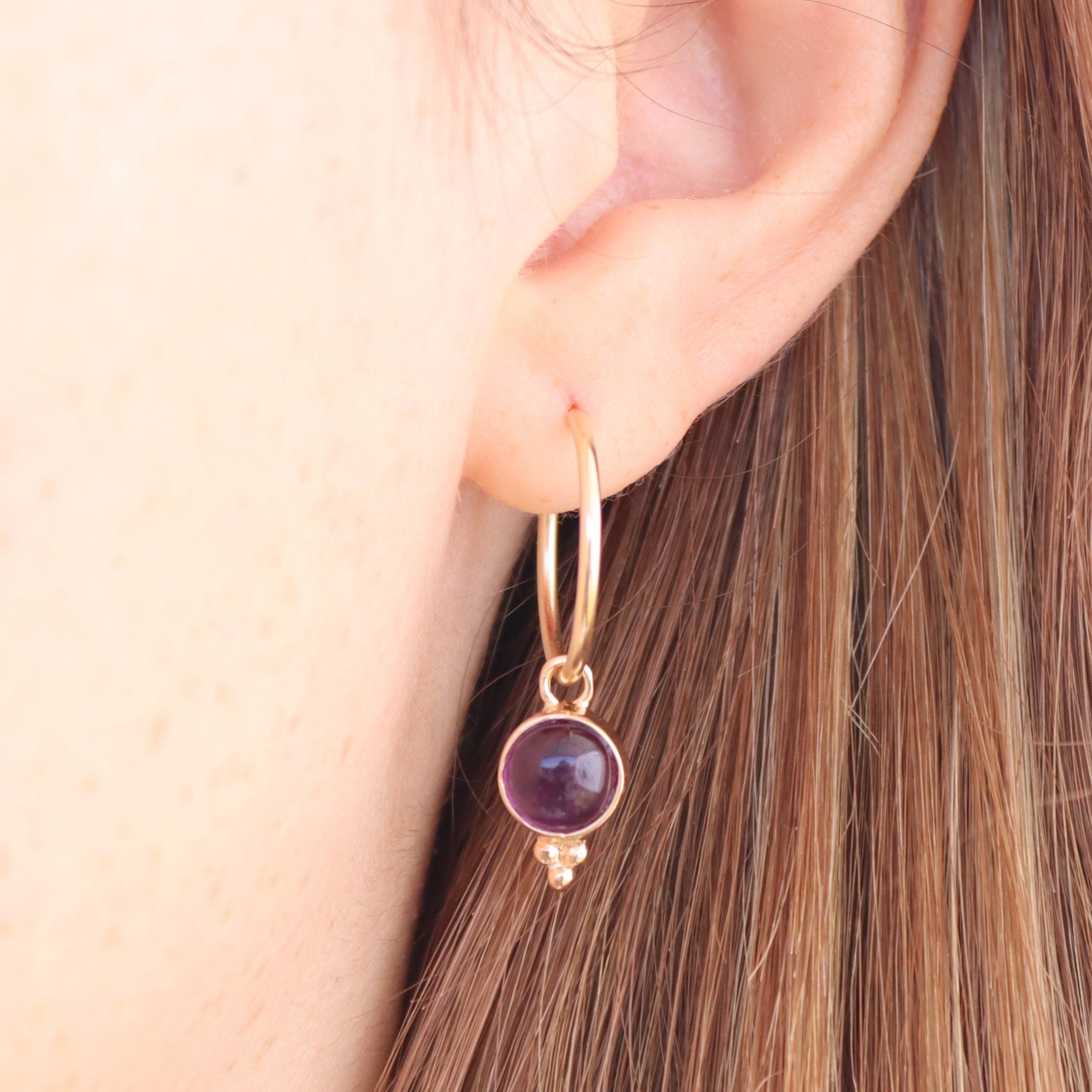 עגילי חישוק אמטיסט, עגילי חישוק תלויים משובצים באמטיסט, עגילי חישוק פשוטים מאבן אמטיסט עם נקודות