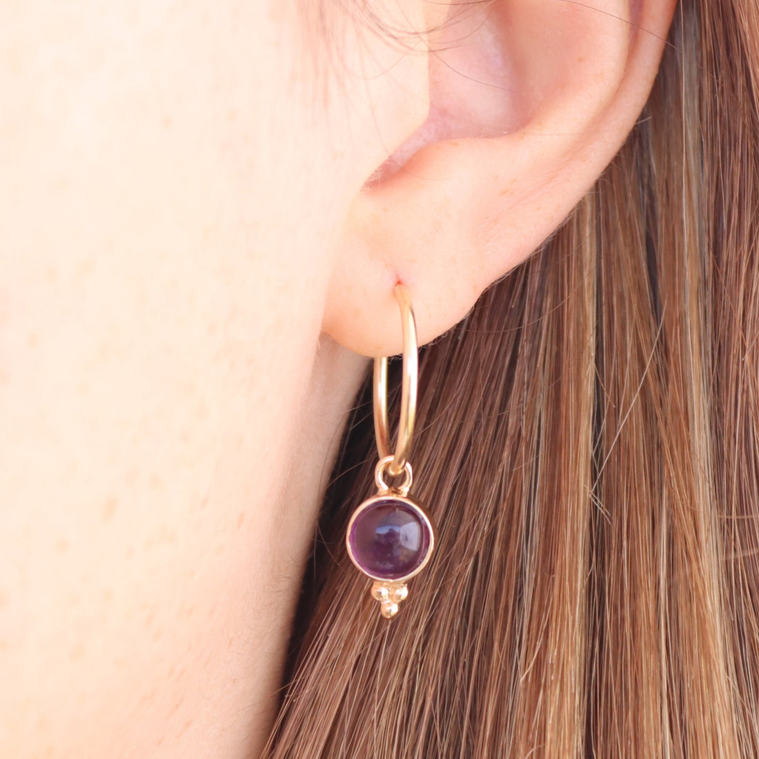 עגילי חישוק אמטיסט, עגילי חישוק תלויים משובצים באמטיסט, עגילי חישוק פשוטים מאבן אמטיסט עם נקודות