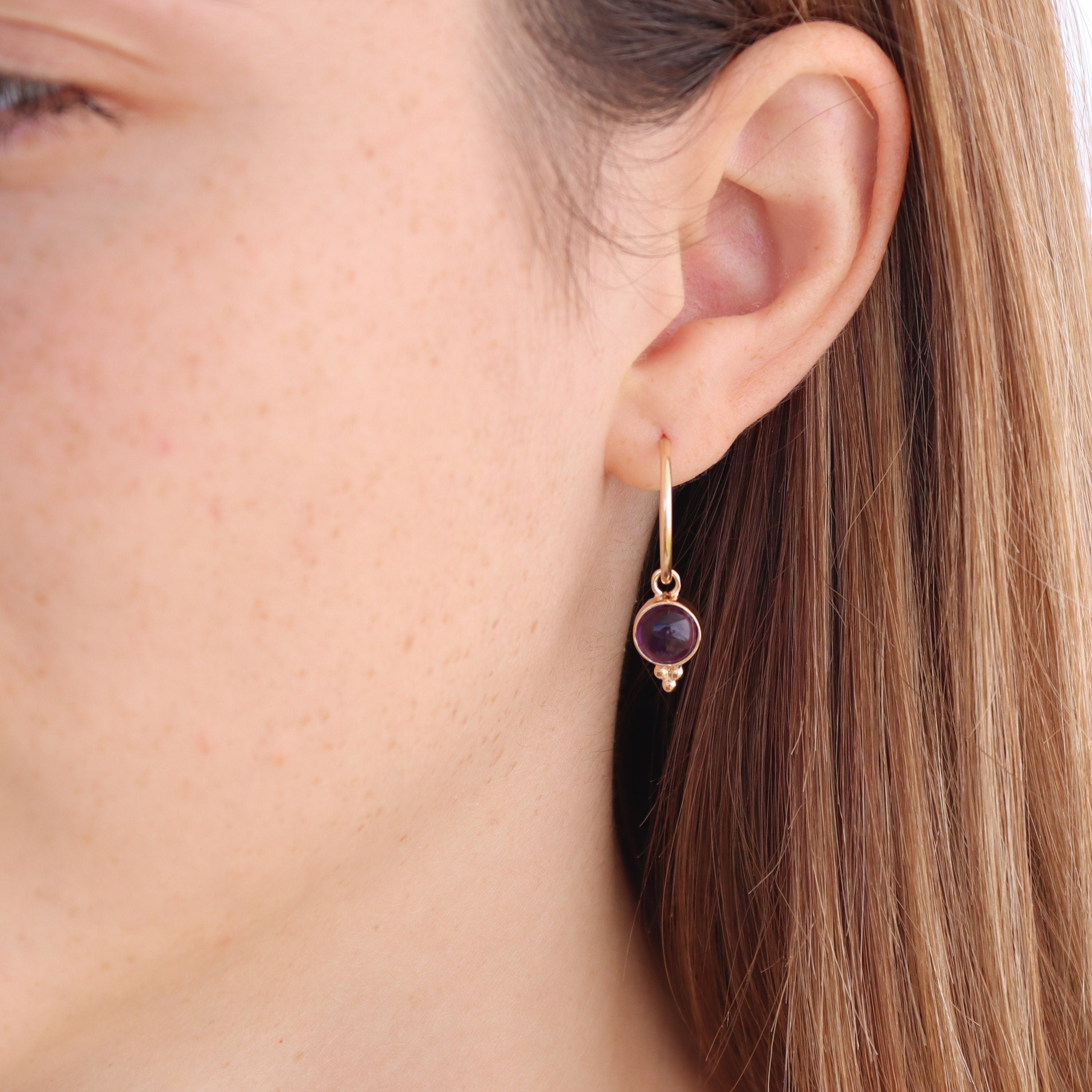 עגילי חישוק אמטיסט, עגילי חישוק תלויים משובצים באמטיסט, עגילי חישוק פשוטים מאבן אמטיסט עם נקודות