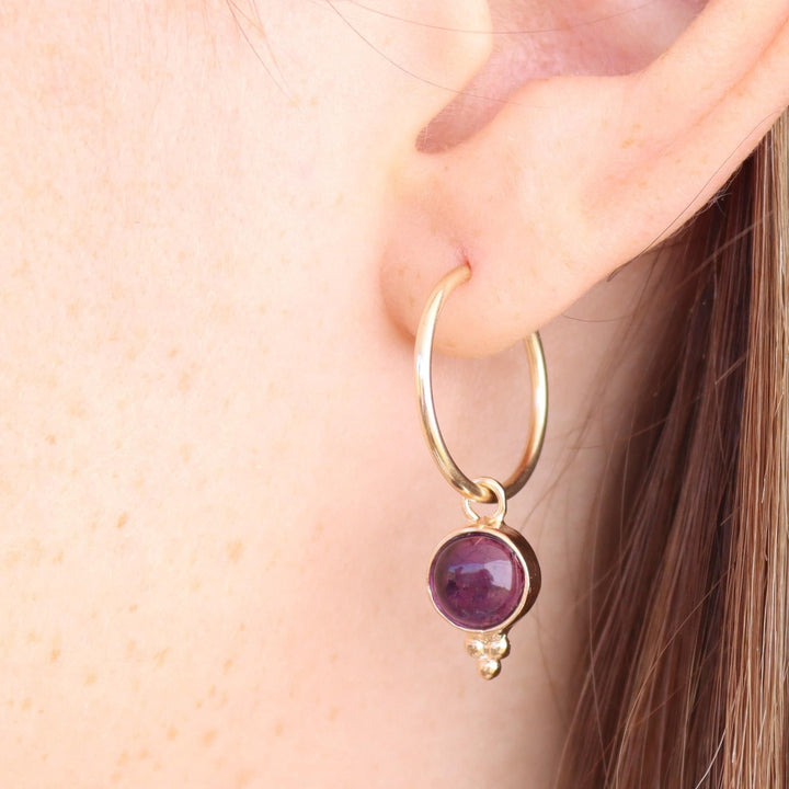 עגילי חישוק אמטיסט, עגילי חישוק תלויים משובצים באמטיסט, עגילי חישוק פשוטים מאבן אמטיסט עם נקודות