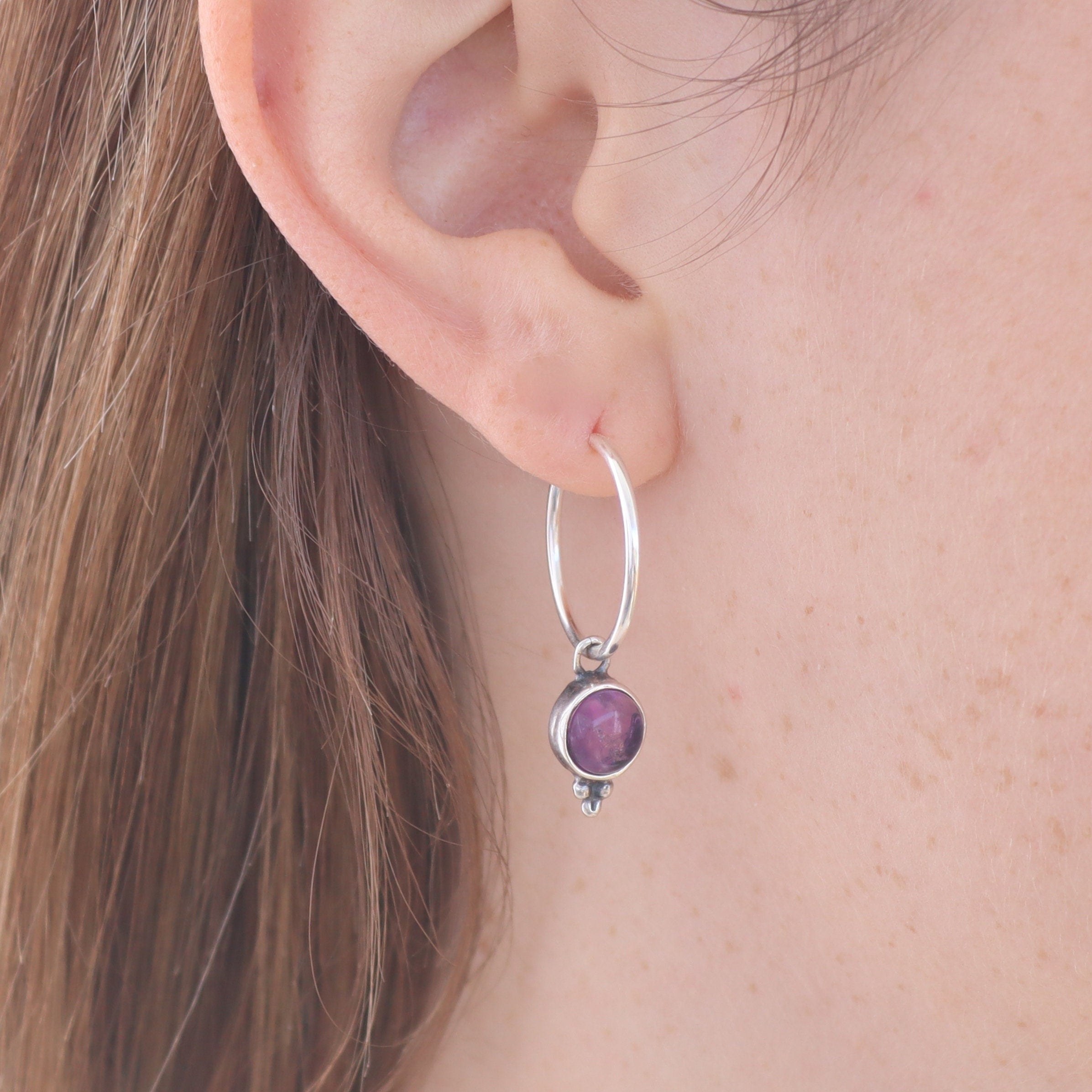 עגילי כסף סטרלינג משובצים אמטיסט, חישוקים אלגנטיים עם אבנים פשוטות ונקודות