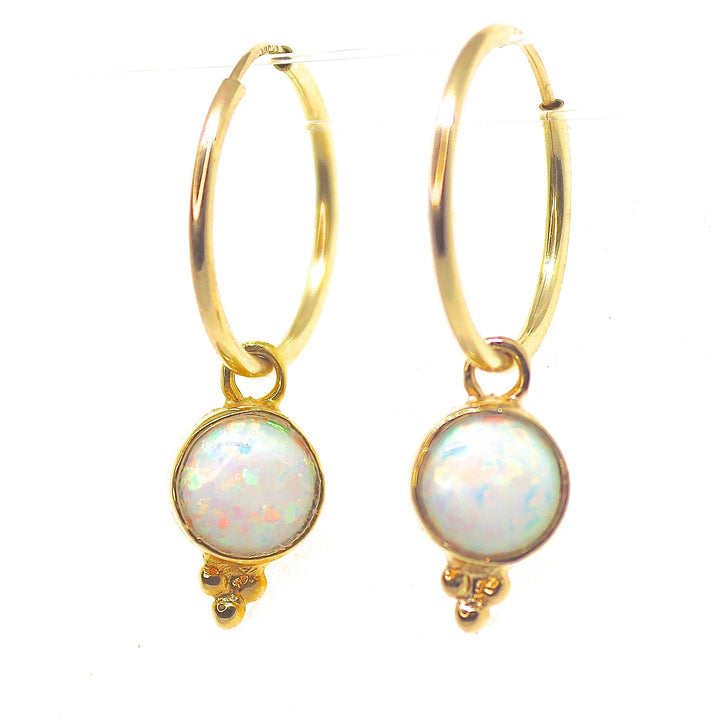 עגילי חישוק אופל, עגילי חישוק תלויים משובצים בגולדפילד אופל, עגילי אבן לבנה פשוטים עם נקודות