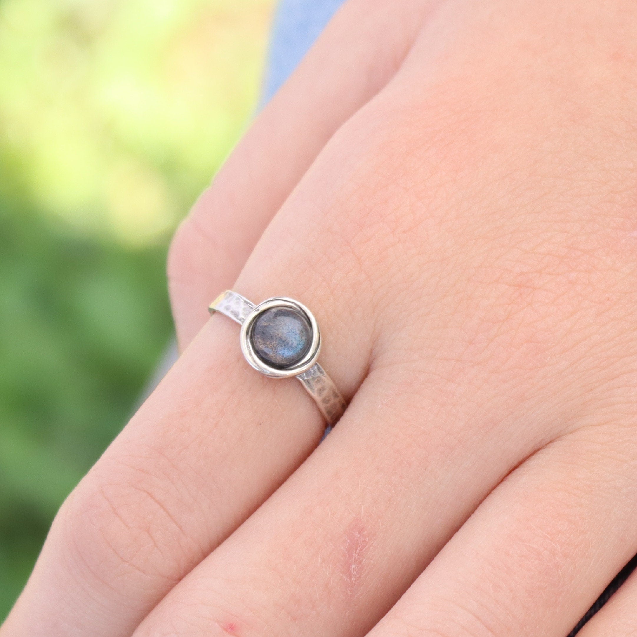 טבעת זהב לברדוריט מרוקע, טבעת זהב מינימליסטית הניתנת לערום