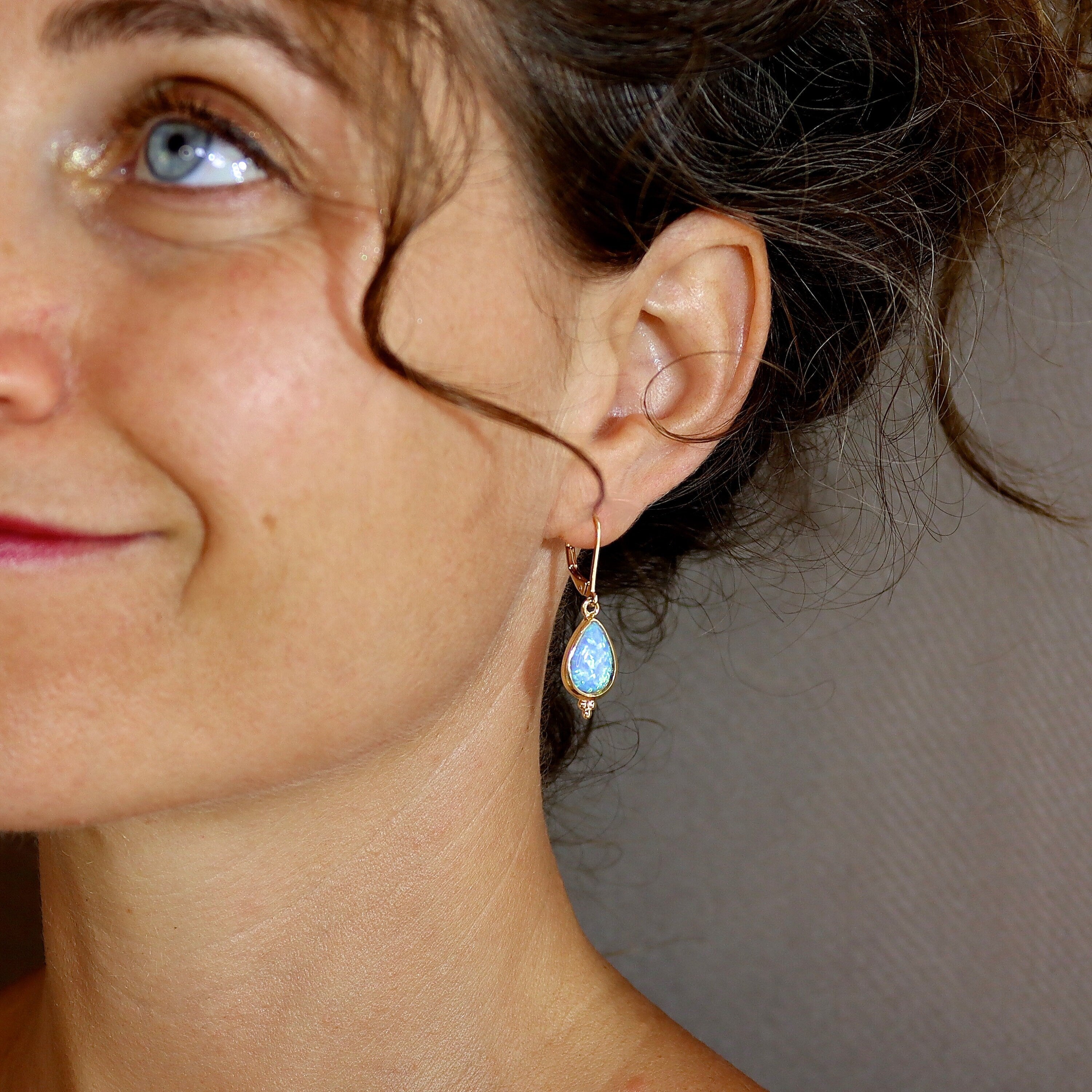 עגילי אופל זהב 14 קראט, עגילי אופל כחול מזהב 14 קראט מלא