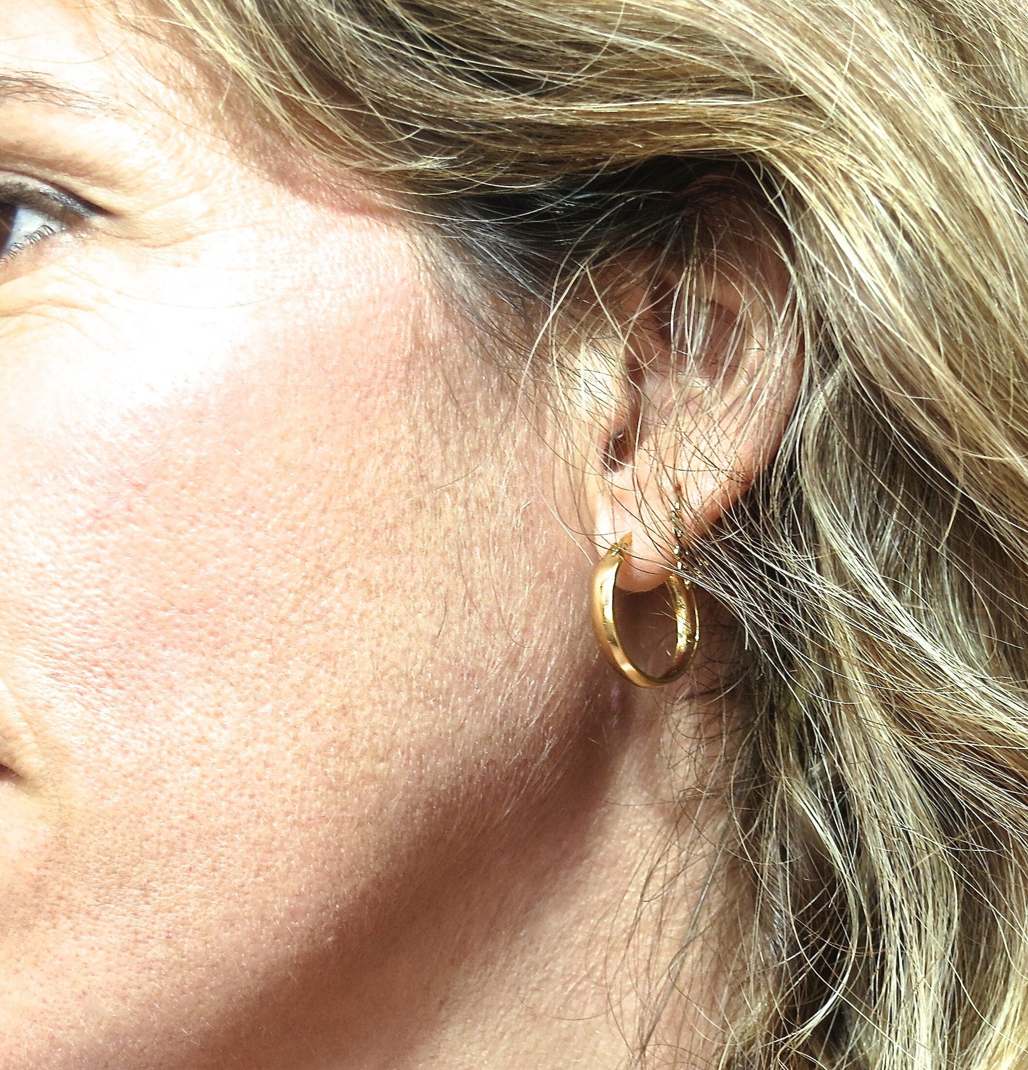 עגילי חישוק זהב מלא 14 קראט בינוניים פשוטים לנשים, עגילי חישוק זהב רחבים עם כיפה