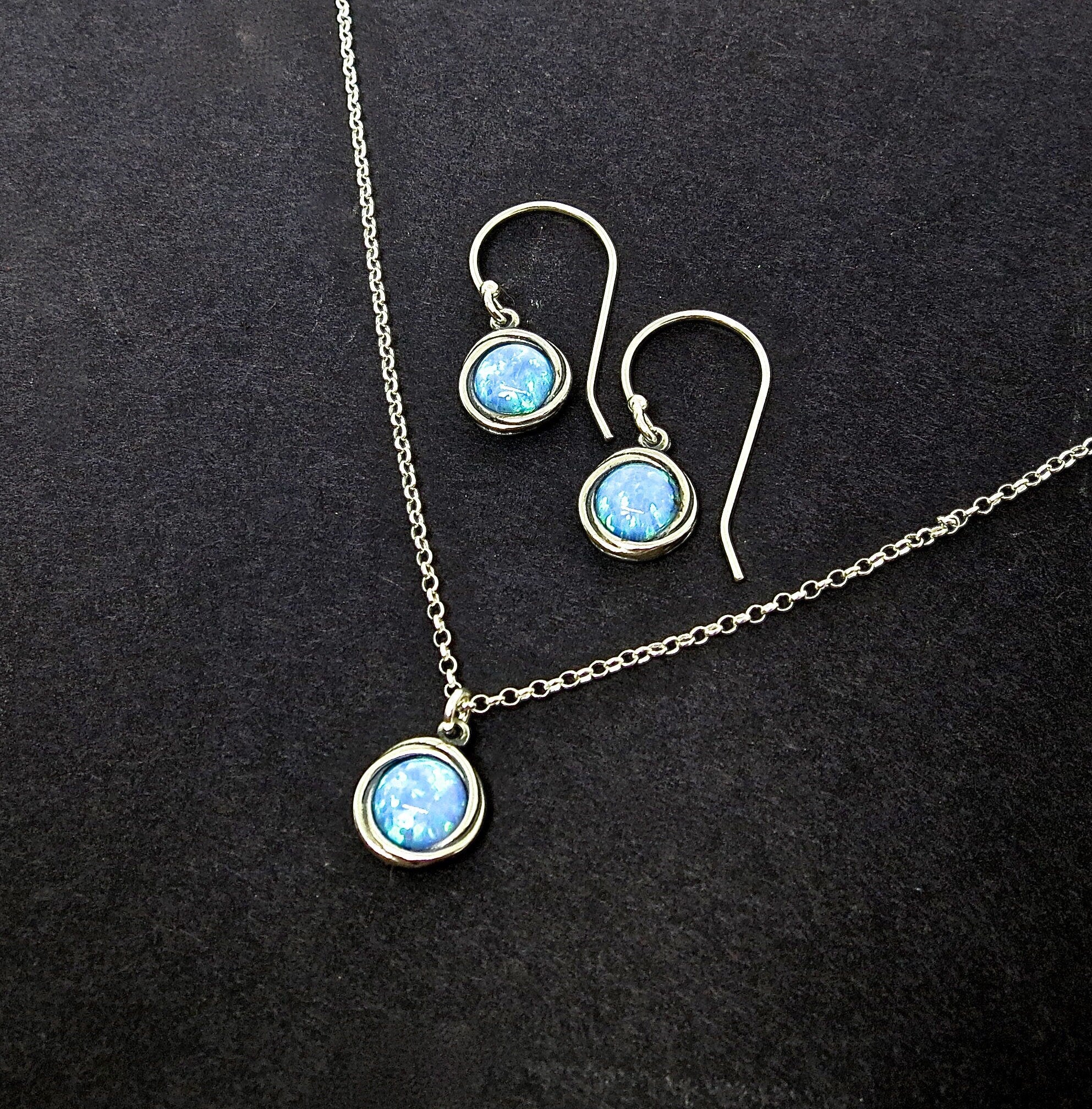 סט תכשיטי כסף סטרלינג אופל כחול, עגילים ושרשרת תלויים