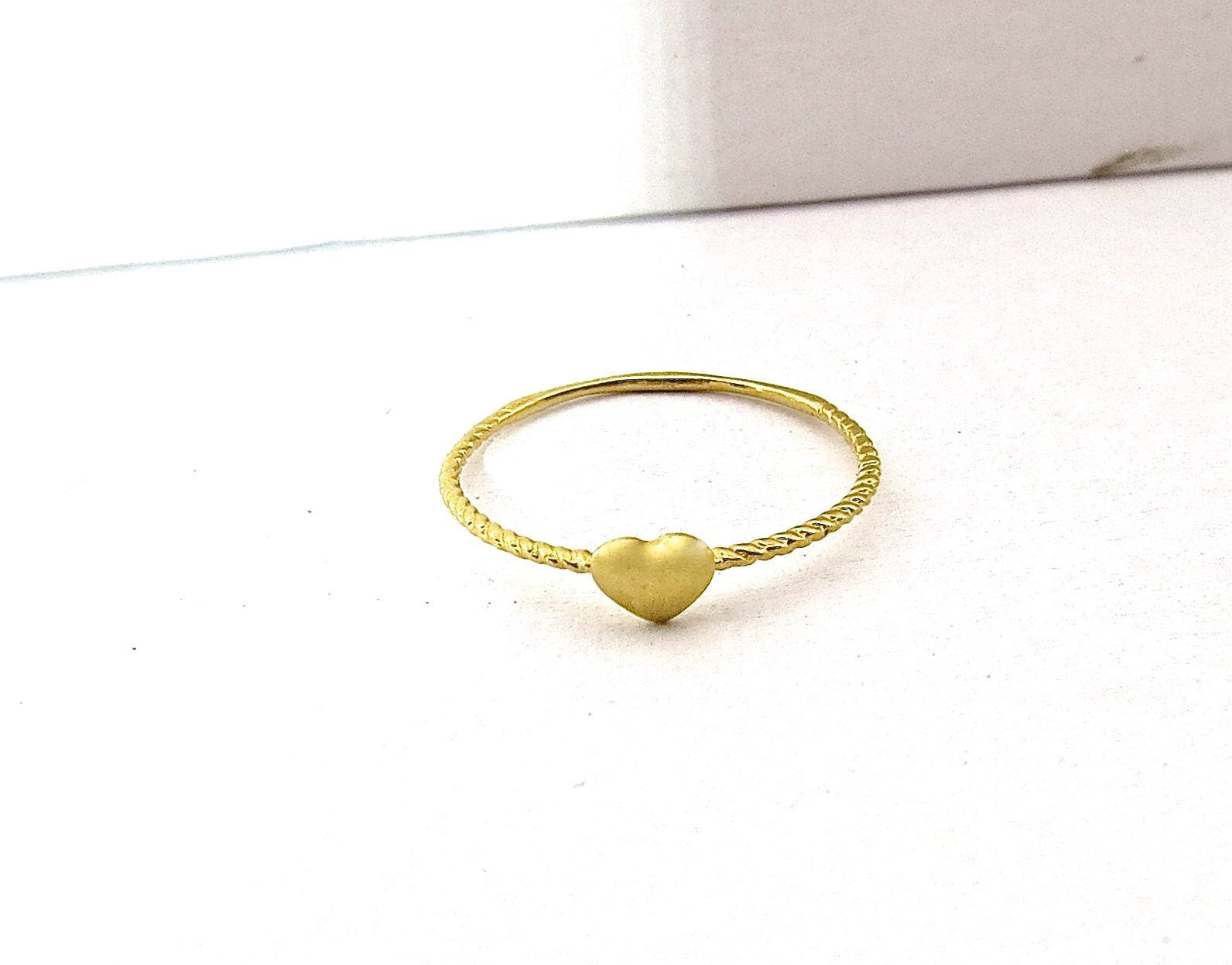 טבעת לב דקה מזהב 14 קראט, טבעת לב מינימליסטית, מתנה לה