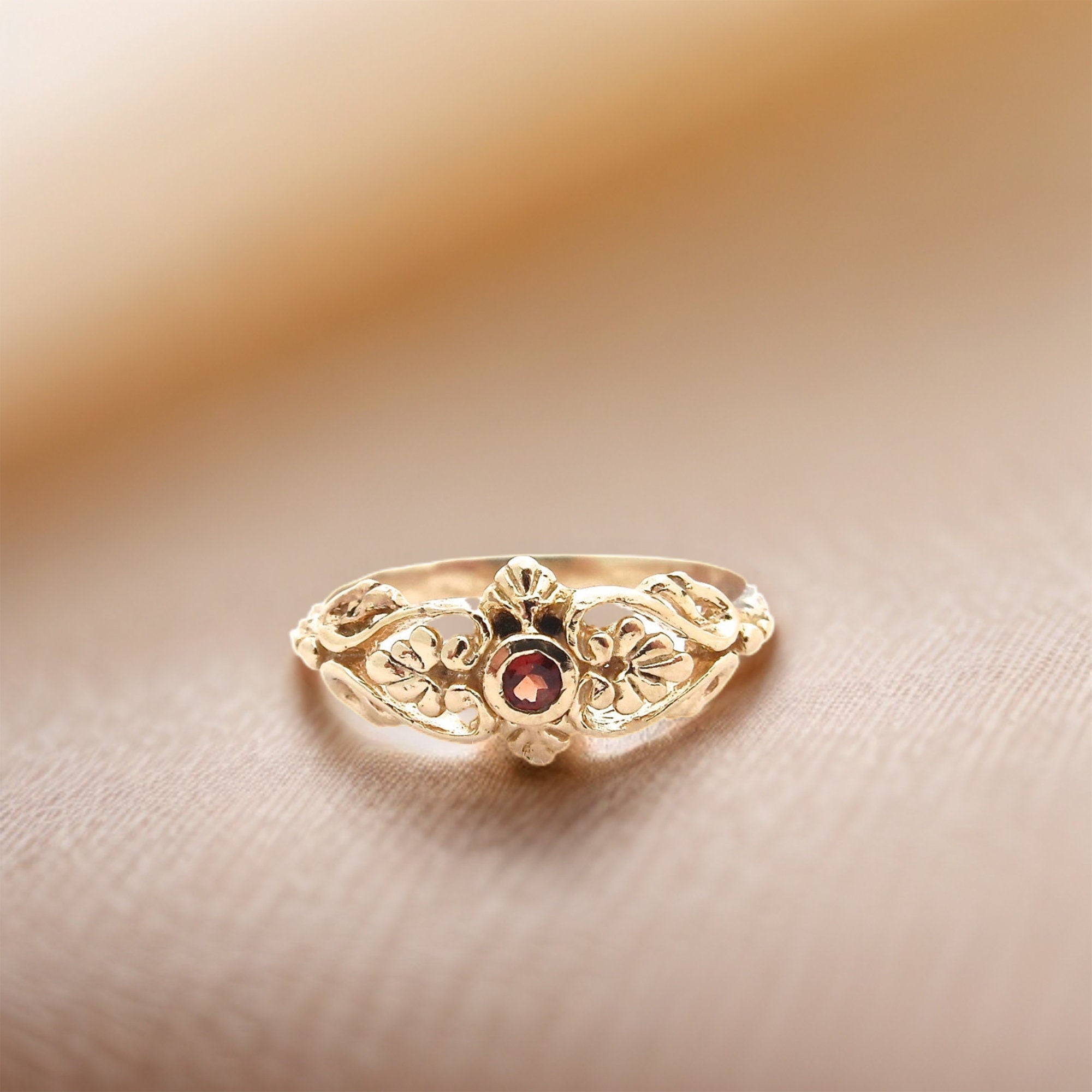 טבעת זהב מלא 14 קראט משובצת גארנט, טבעת זהב בסגנון ויקטוריאני, טבעות וינטג', טבעת סטייטמנט, טבעת גארנט