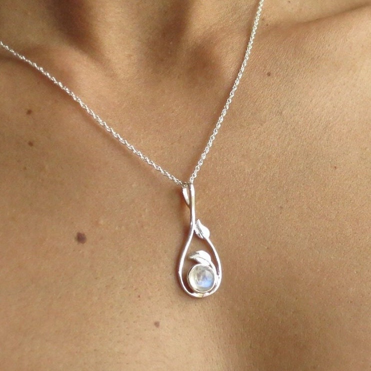 שרשרת תליון כסף סטרלינג אבן ירח - עיצוב עלים בעבודת יד
