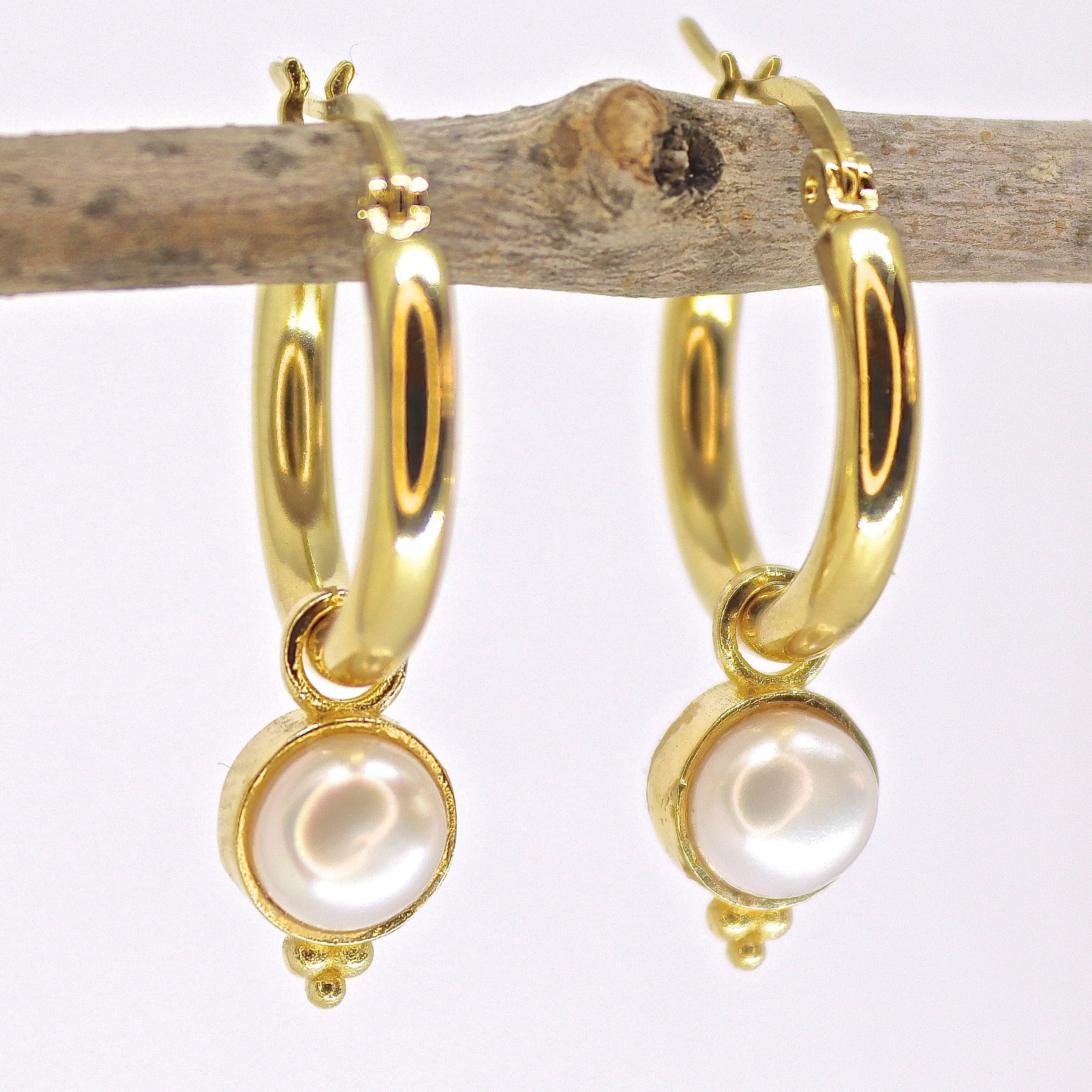 עגילי חישוק מזהב 14 קראט משובצים פנינים