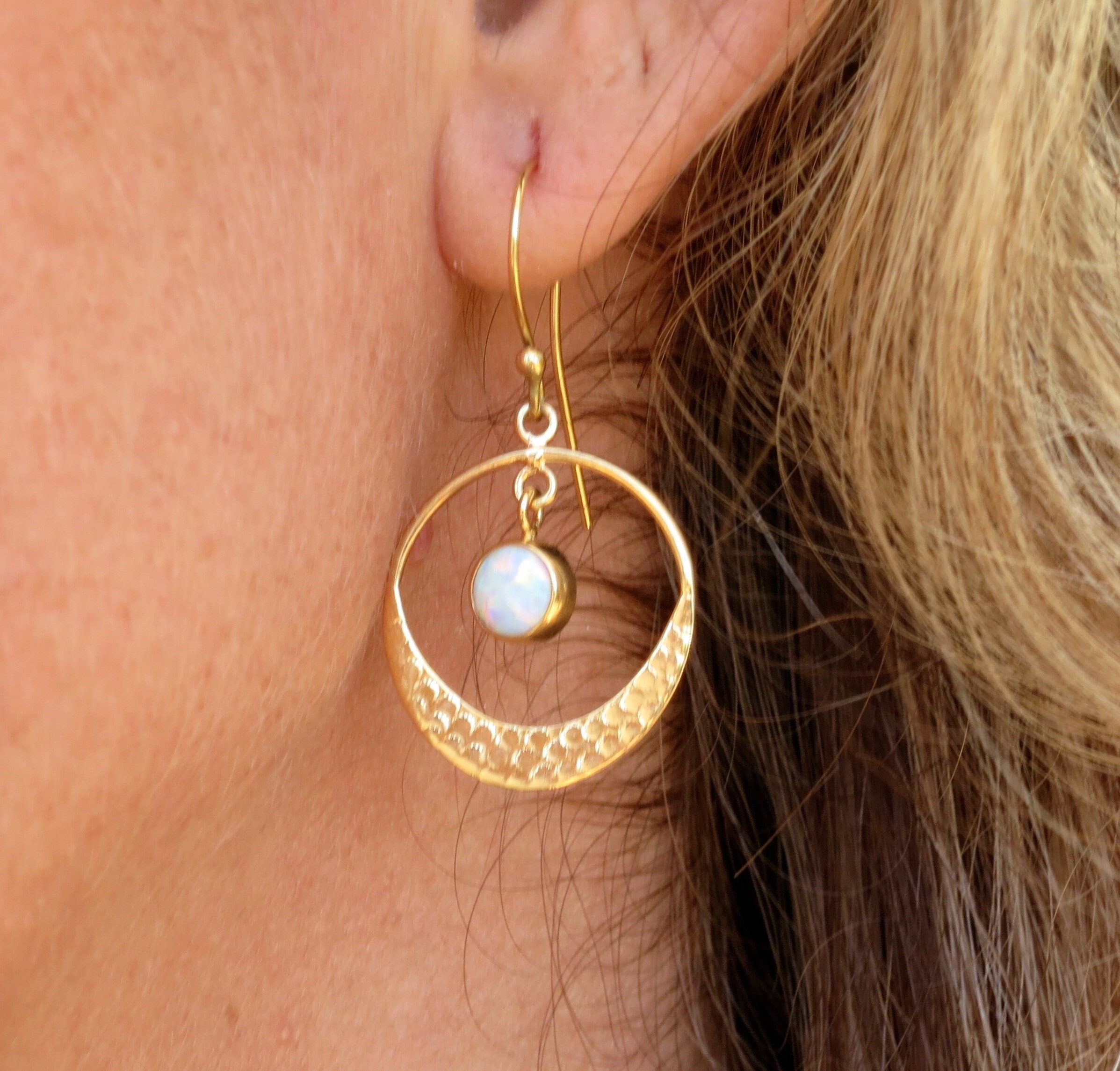 עגילי חישוק פתוחים עם אופל תלוי מזהב 14 קראט חישוקי אופל מודרניים ואלגנטיים מתנה לה