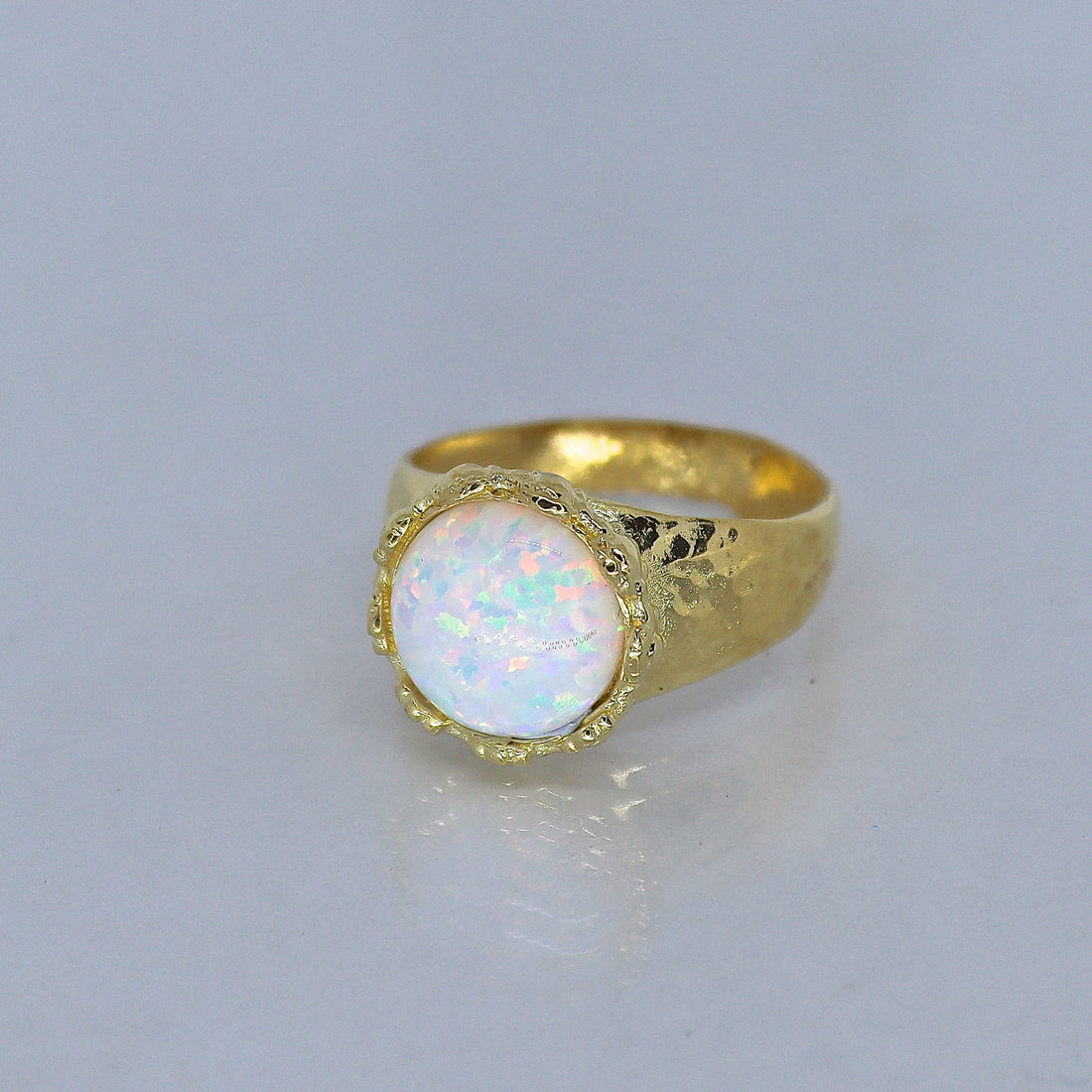 טבעת זהב אופל גדולה, טבעת זהב אופל לבן משובצת רקוע