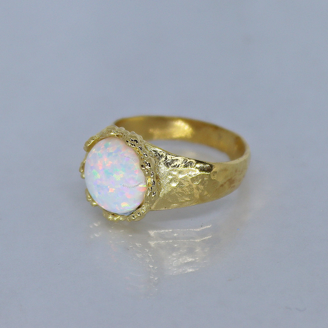 טבעת זהב אופל גדולה, טבעת זהב אופל לבן משובצת רקוע