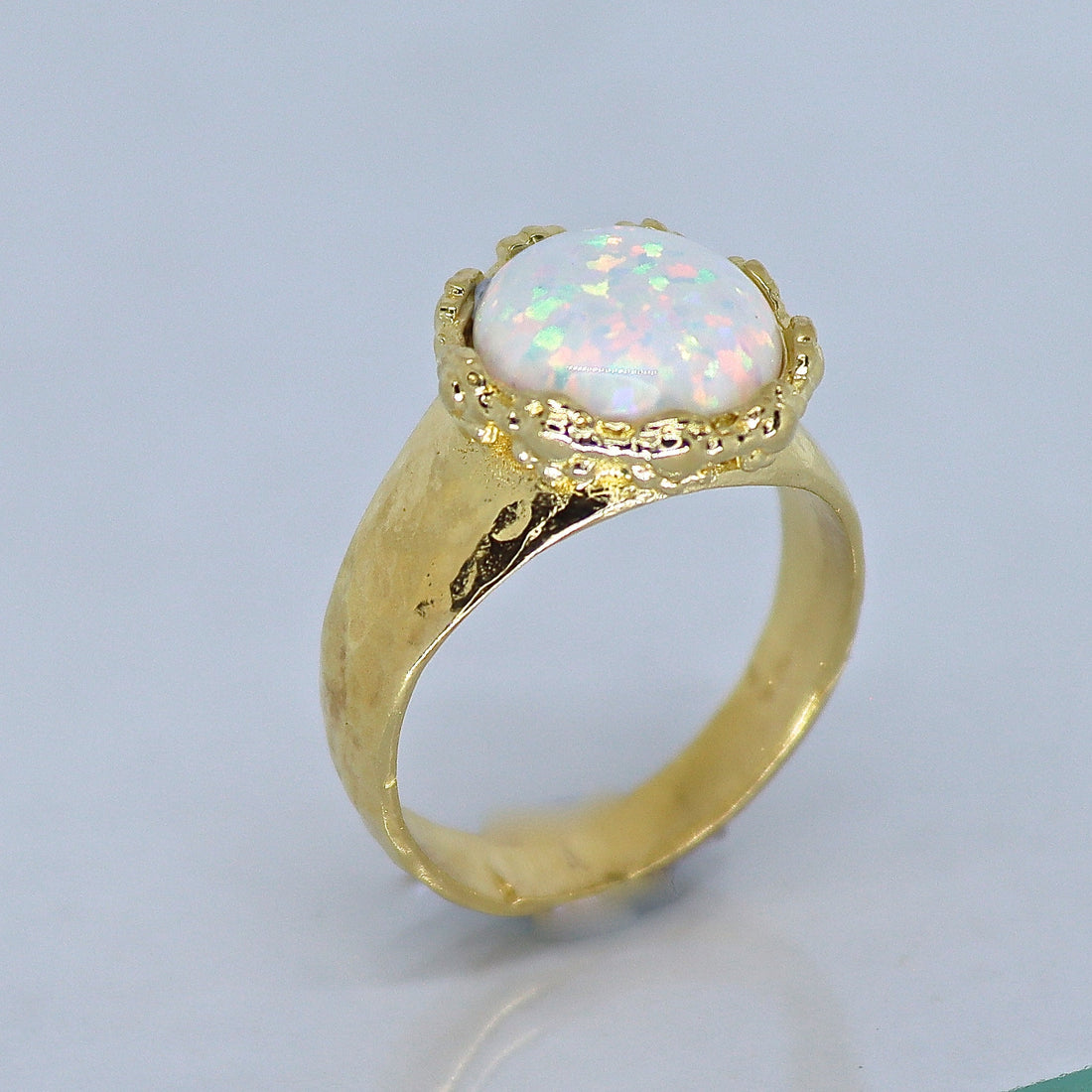 טבעת זהב אופל גדולה, טבעת זהב אופל לבן משובצת רקוע