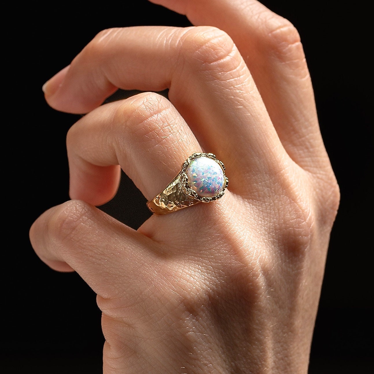 טבעת זהב אופל גדולה, טבעת זהב אופל לבן משובצת רקוע