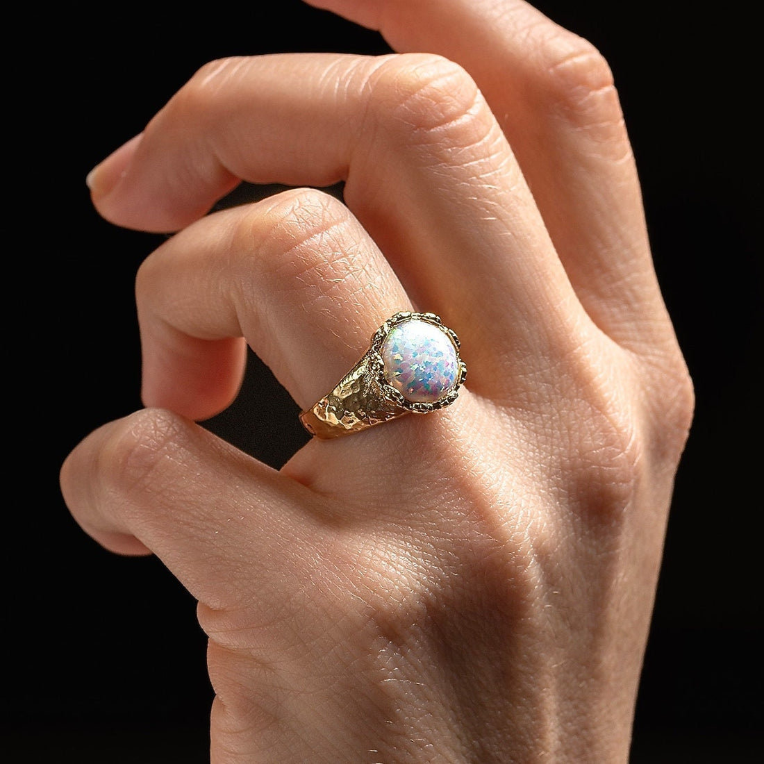 טבעת זהב אופל גדולה, טבעת זהב אופל לבן משובצת רקוע