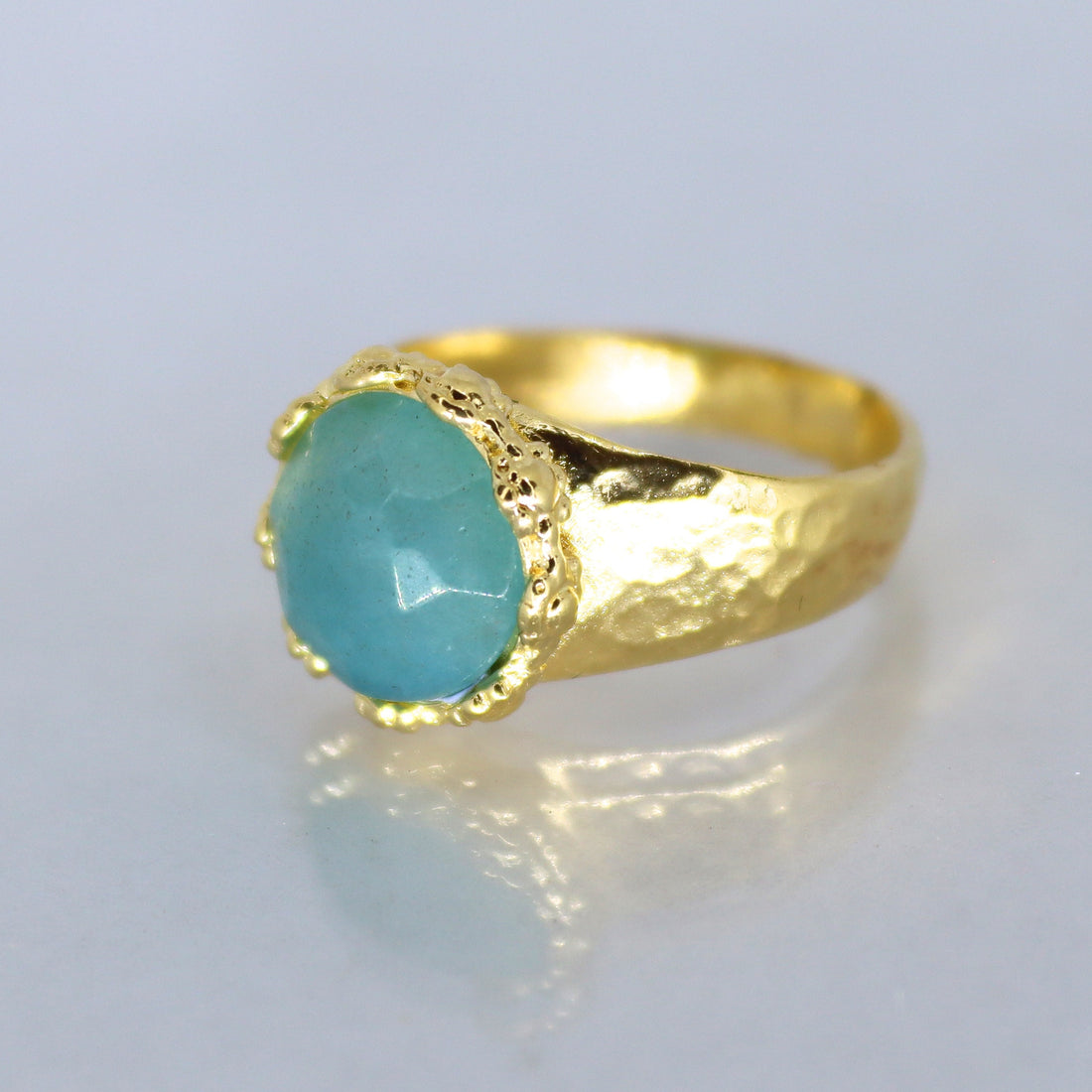 טבעת זהב אקוומרין גדולה, טבעת זהב מלא 14 קראט משובצת באבני חן כחולות