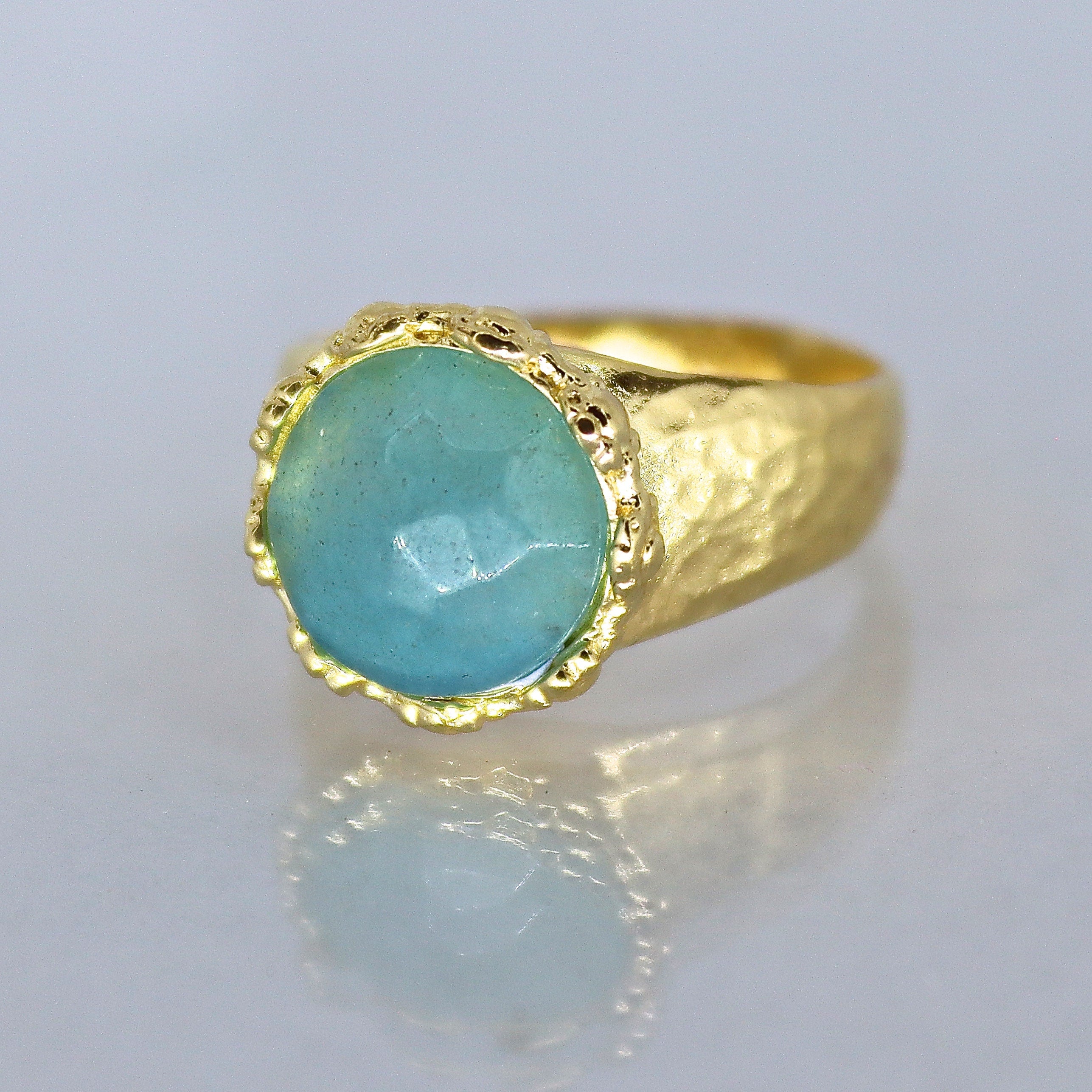 טבעת זהב אקוומרין גדולה, טבעת זהב מלא 14 קראט משובצת באבני חן כחולות