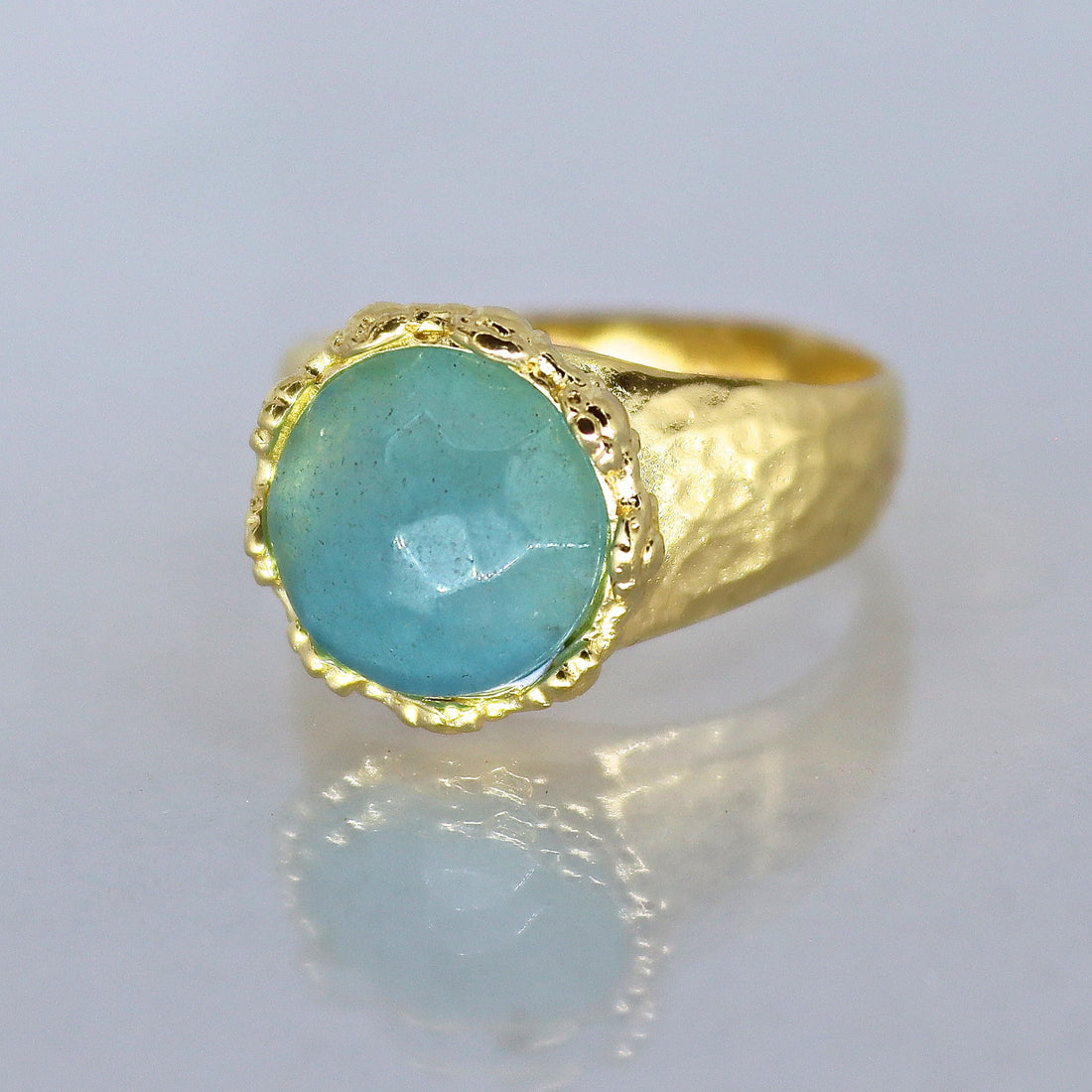 טבעת זהב אקוומרין גדולה, טבעת זהב מלא 14 קראט משובצת באבני חן כחולות