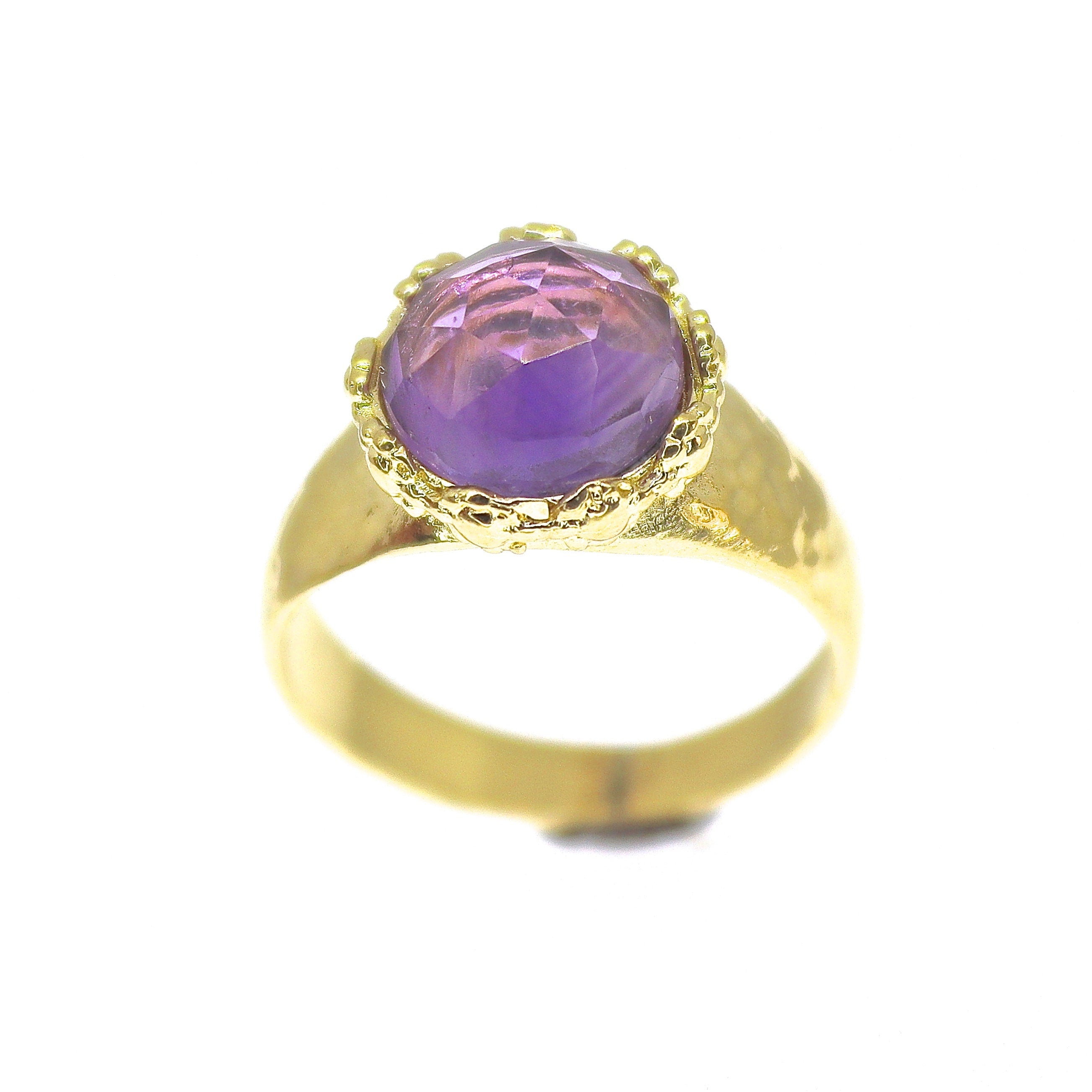טבעת אמטיסט גדולה משובצת זהב