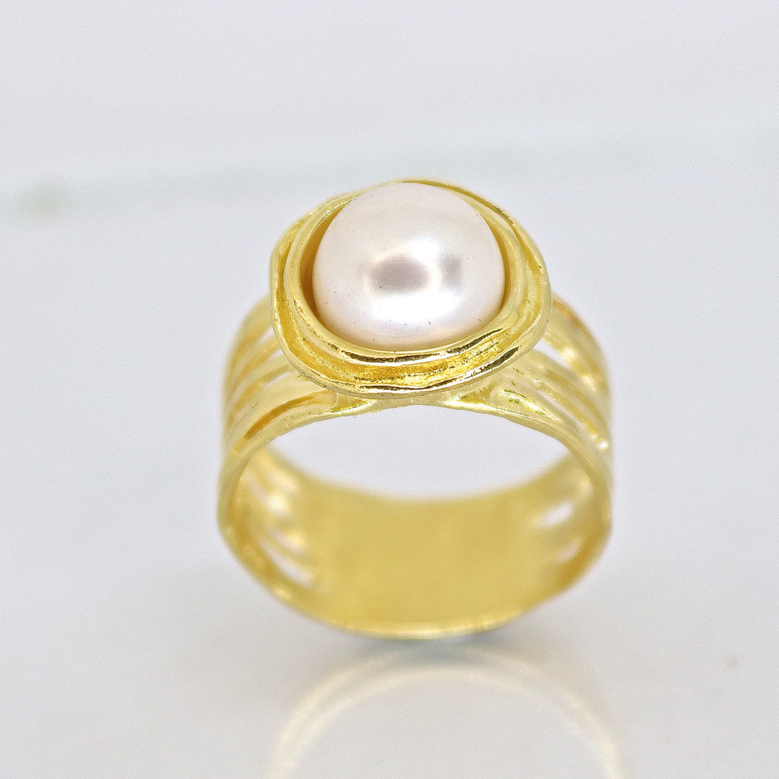 טבעת זהב רחבה עם פנינה