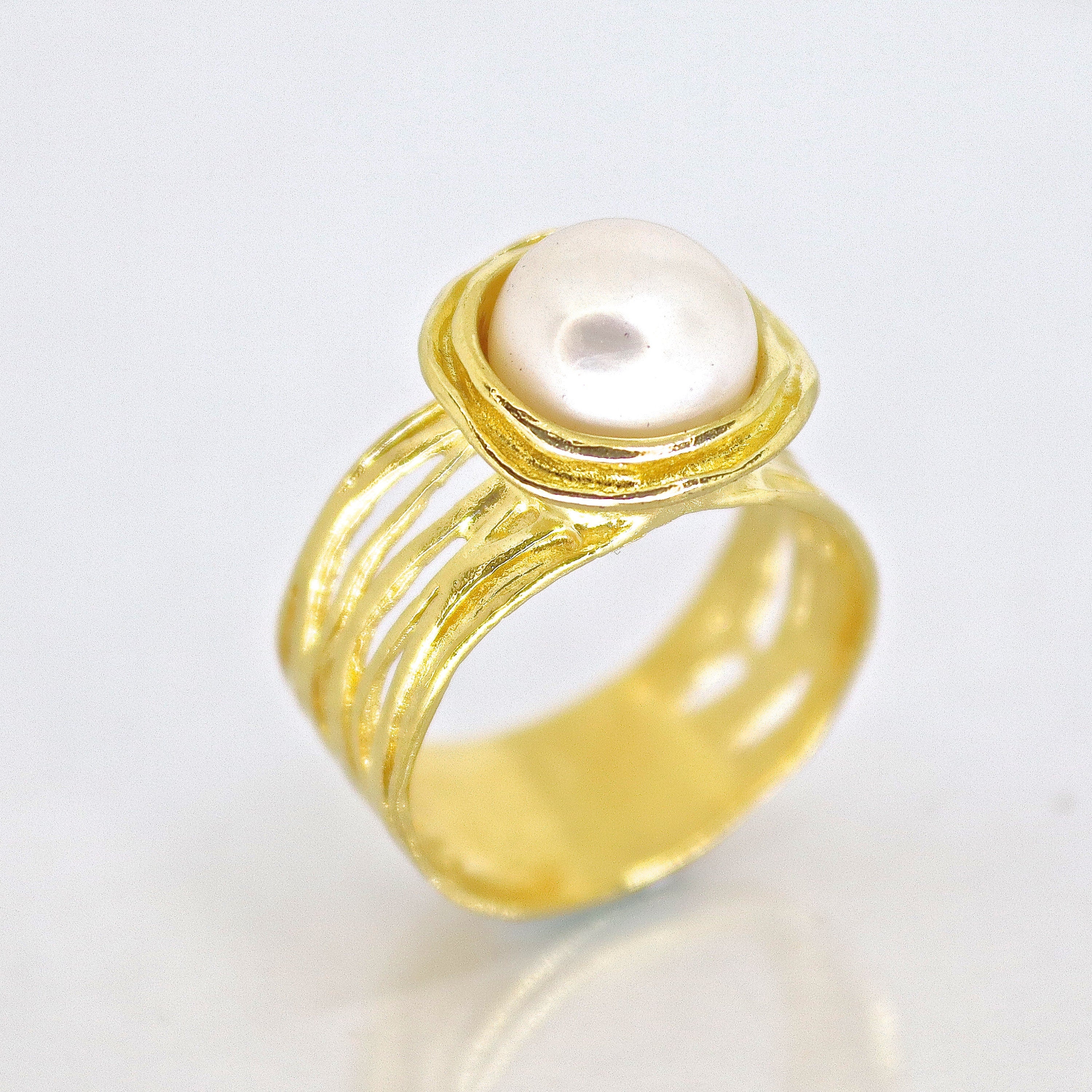 טבעת זהב רחבה עם פנינה