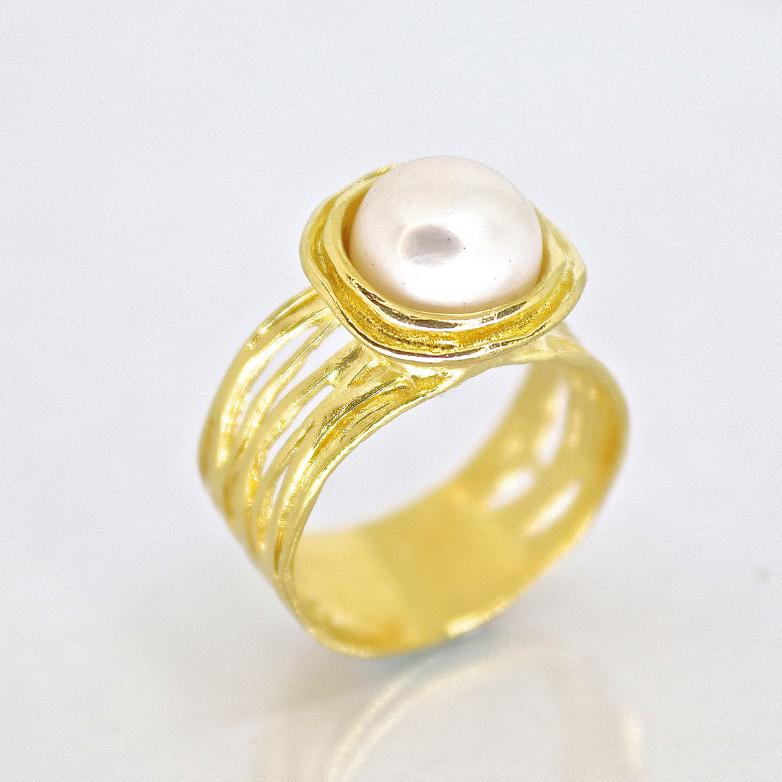 טבעת זהב רחבה עם פנינה