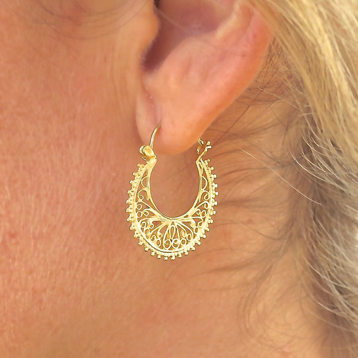 עגילי חישוק פרחוניים מזהב 14 קראט בעבודת יד, מתנה לתכשיט סטייטמנט