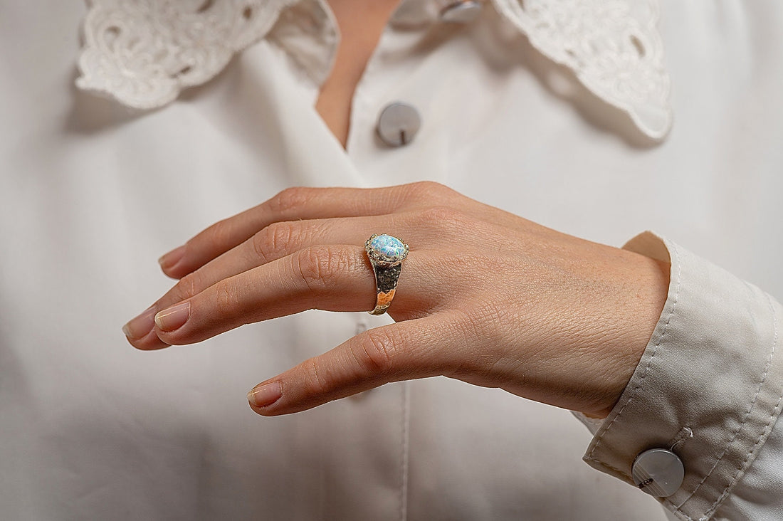 טבעת זהב אופל גדולה, טבעת זהב אופל לבן משובצת רקוע