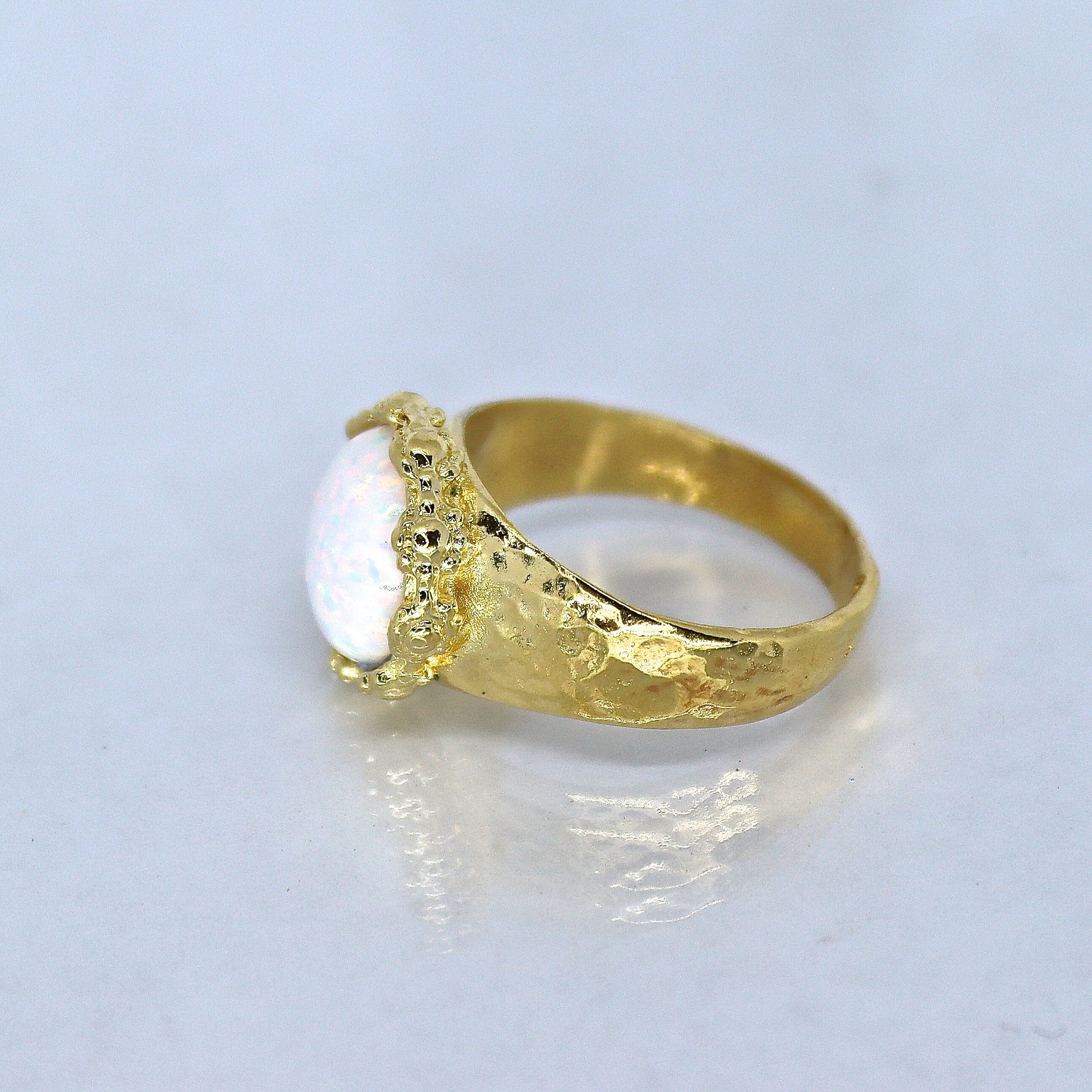 טבעת זהב אופל גדולה, טבעת זהב אופל לבן משובצת רקוע