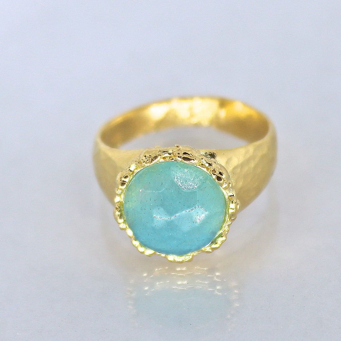 טבעת אקוומרין מרוקעת: טבעת רחבה מצופה זהב 14 קראט