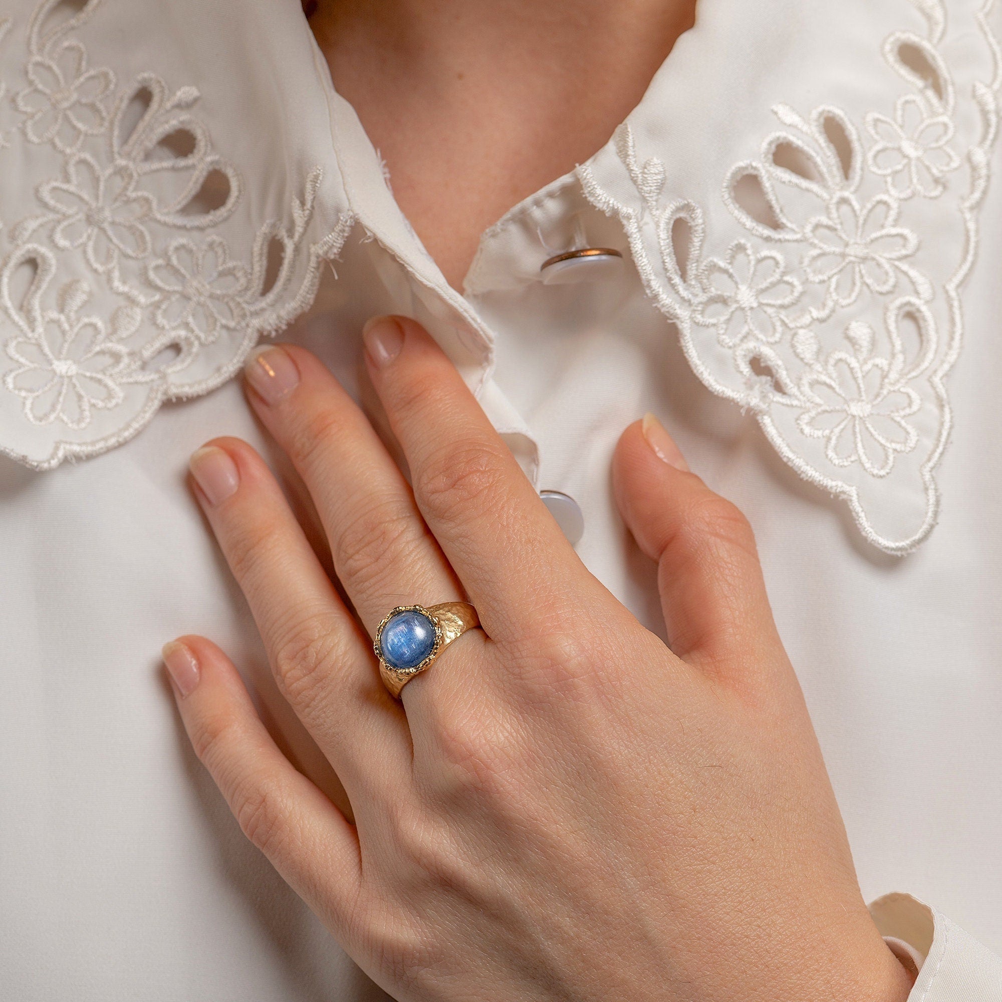 טבעת אמטיסט גדולה משובצת זהב