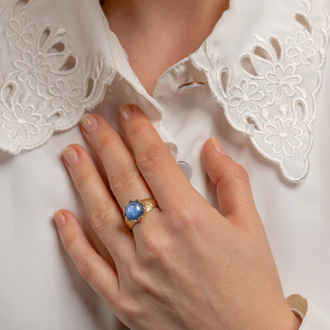 טבעת אמטיסט גדולה משובצת זהב