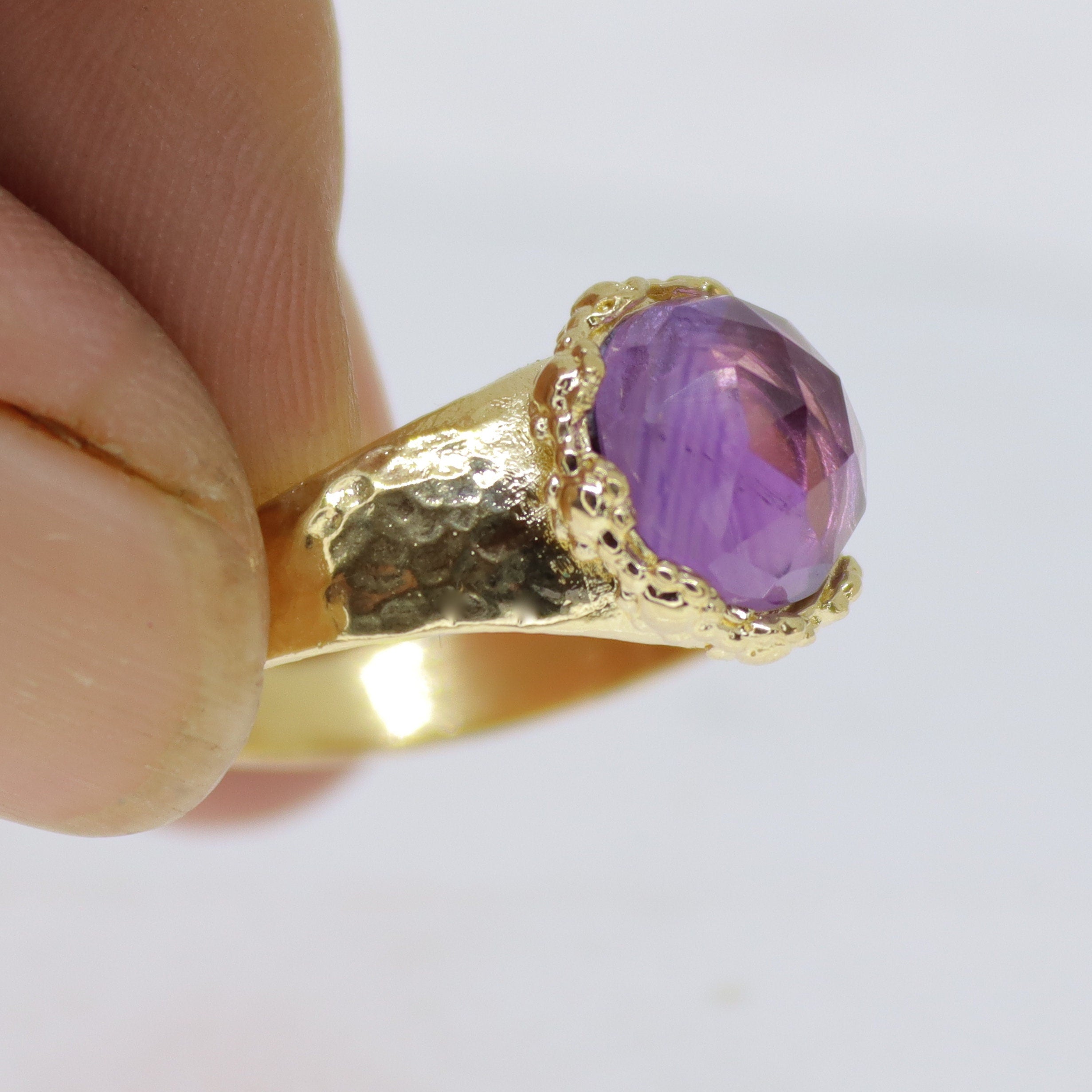 טבעת אמטיסט גדולה משובצת זהב