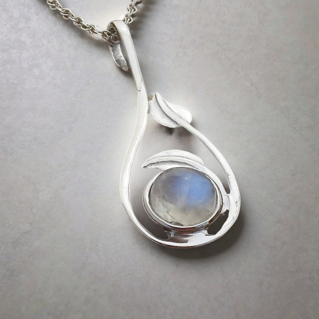 שרשרת תליון כסף סטרלינג אבן ירח - עיצוב עלים בעבודת יד