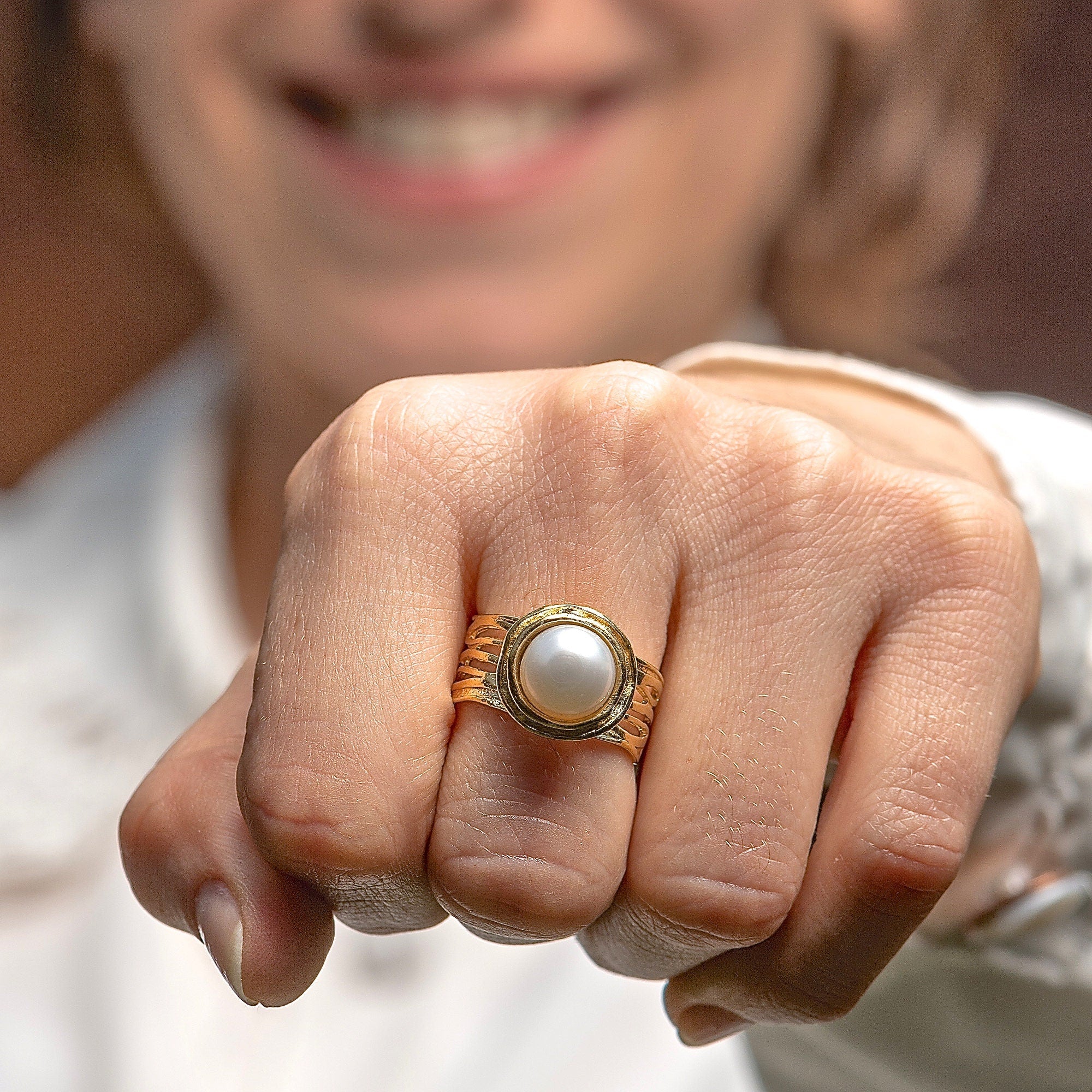 טבעת זהב רחבה עם פנינה