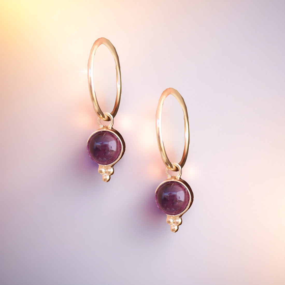 עגילי חישוק אמטיסט, עגילי חישוק תלויים משובצים באמטיסט, עגילי חישוק פשוטים מאבן אמטיסט עם נקודות