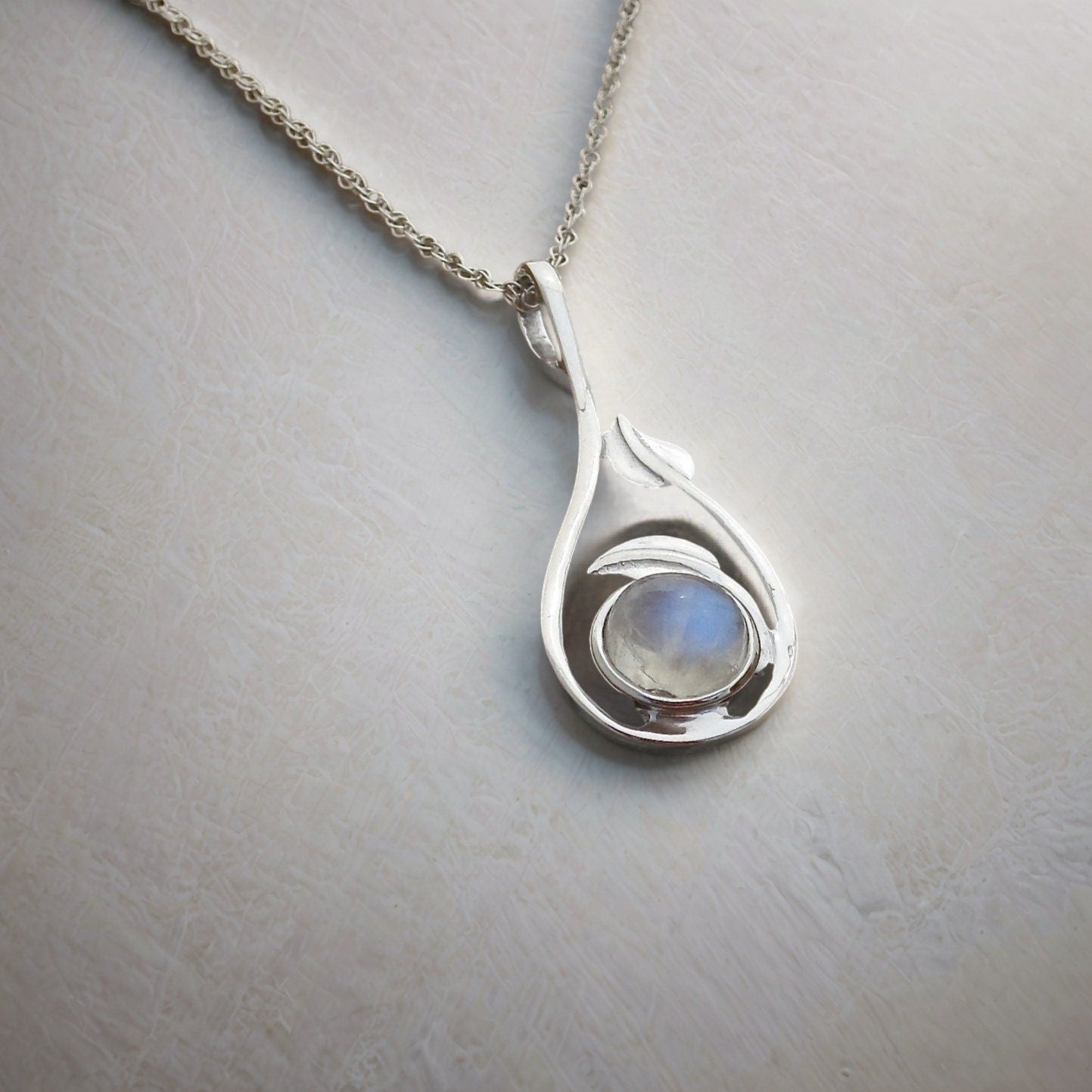 שרשרת תליון כסף סטרלינג אבן ירח - עיצוב עלים בעבודת יד