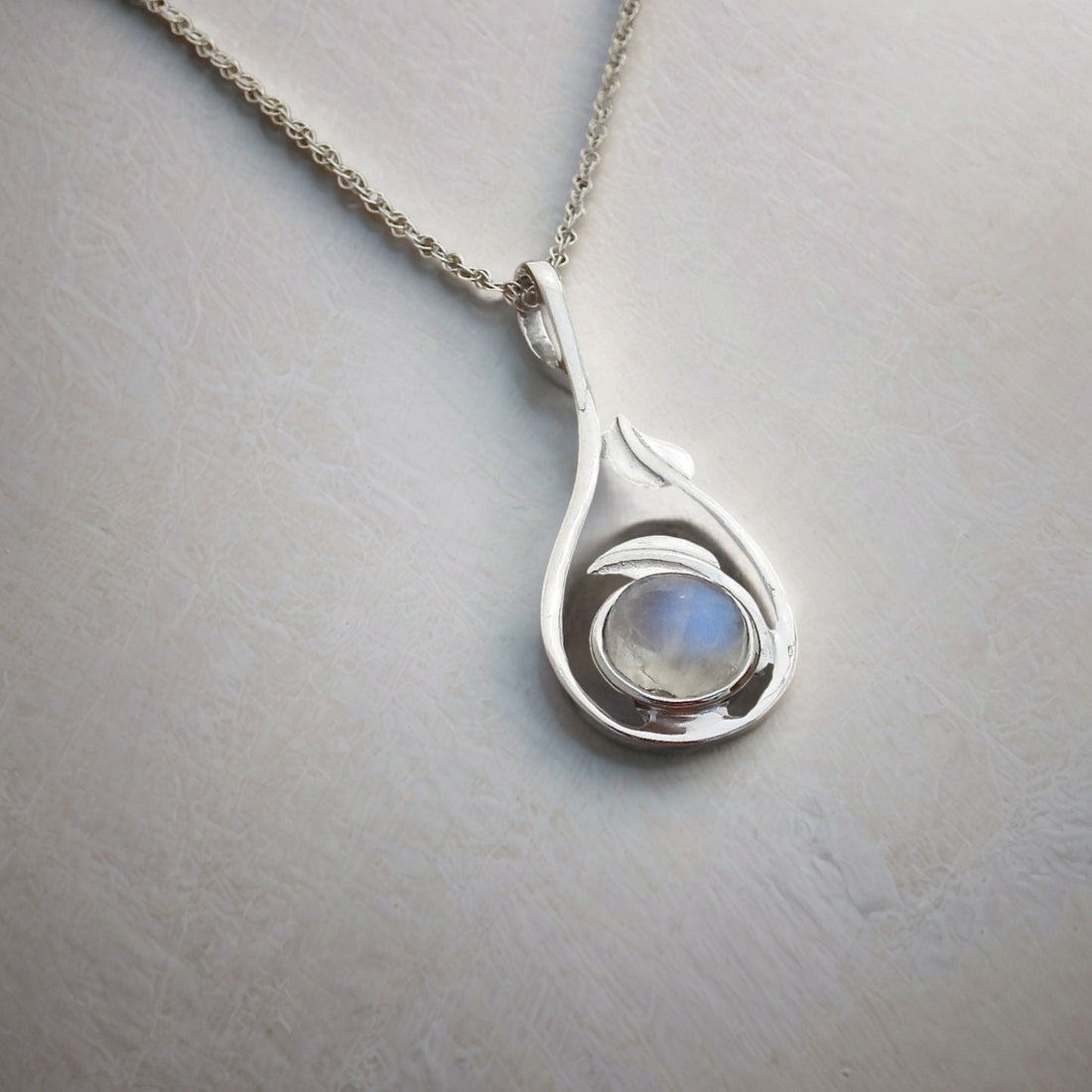 שרשרת תליון כסף סטרלינג אבן ירח - עיצוב עלים בעבודת יד