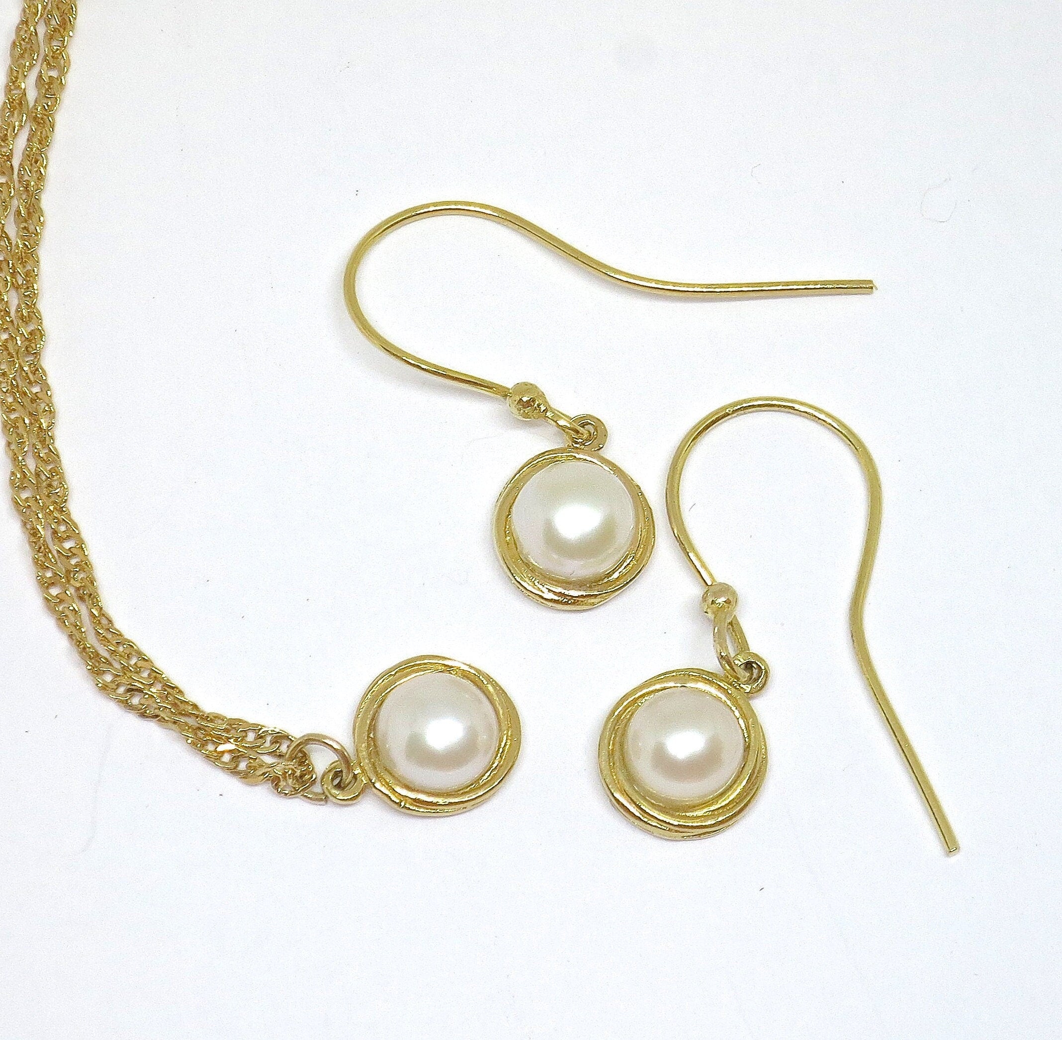 סט תכשיטי זהב לבן פנינה, עגילים תלויים ותליון שרשרת
