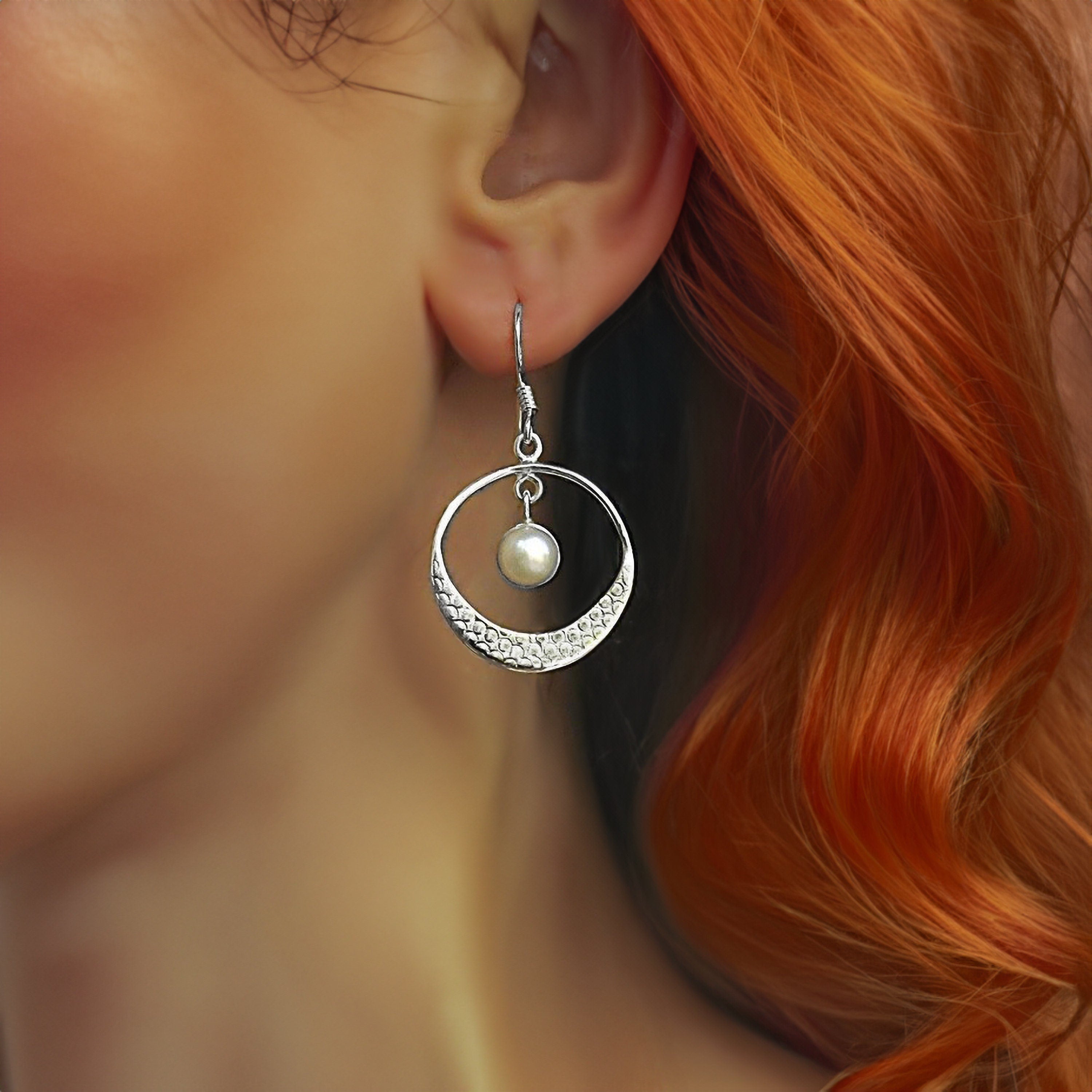 תקריב של אדם עונד זוג עגילים