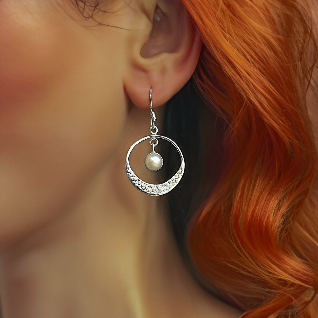 תקריב של אדם עונד זוג עגילים