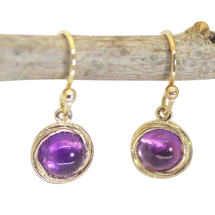 עגילי זהב קטנים תלויים משובצים ברדוריט, עגילי אבן לידה