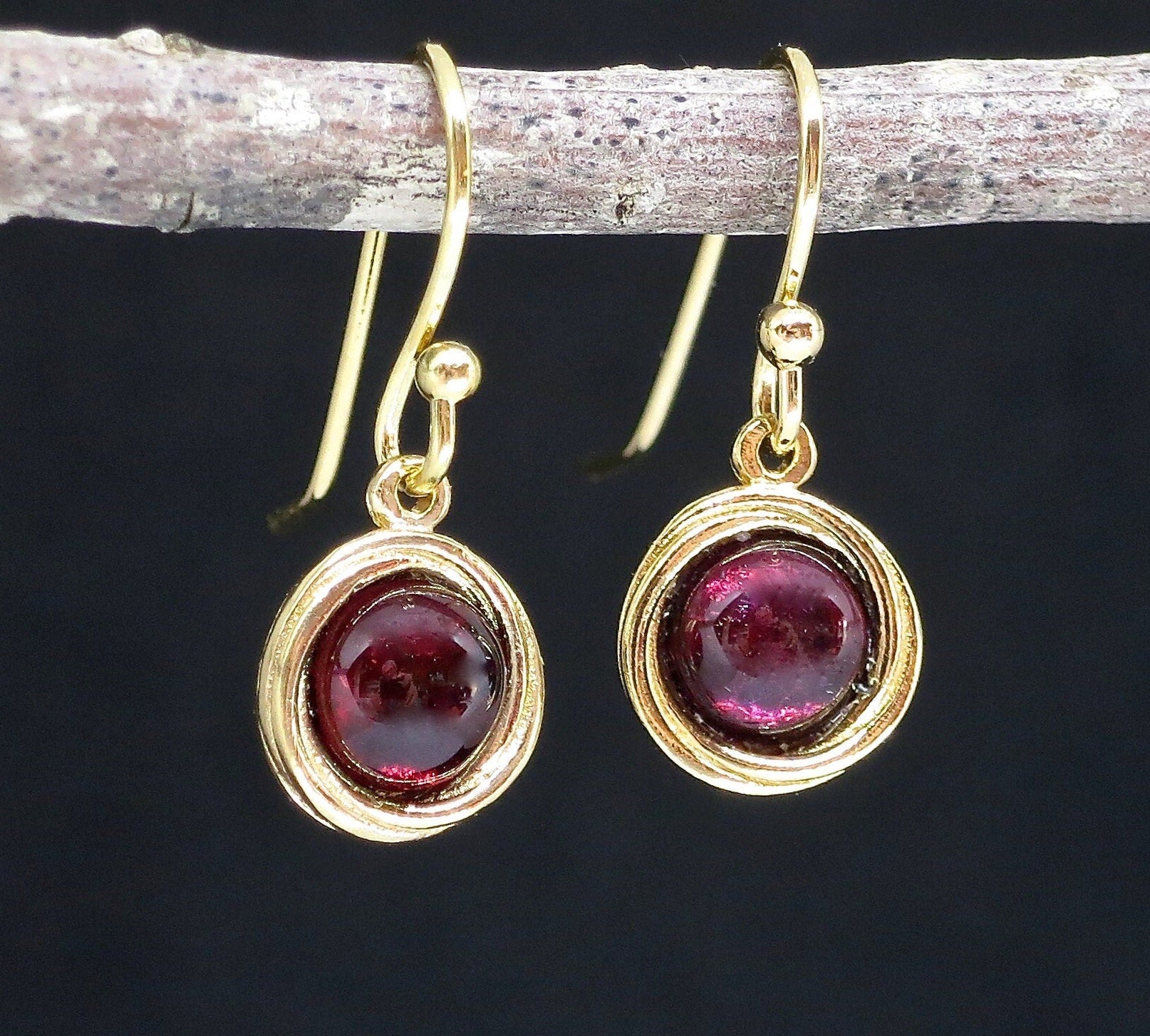 עגילי גרנט תלויים: אבן אדומה קטנה מצופה זהב 14 קראט