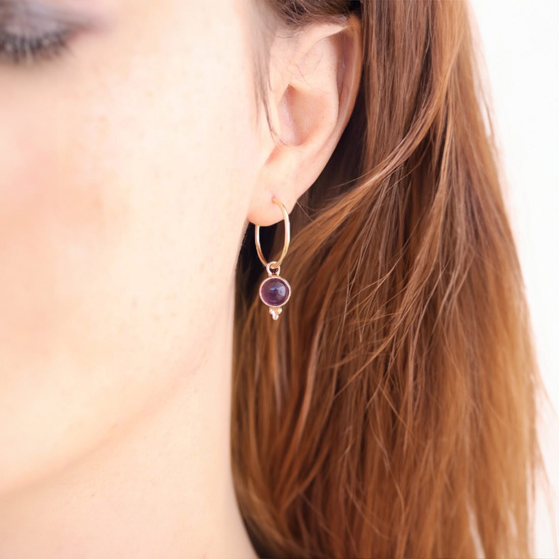 עגילי חישוק אמטיסט, עגילי חישוק תלויים משובצים באמטיסט, עגילי חישוק פשוטים מאבן אמטיסט עם נקודות